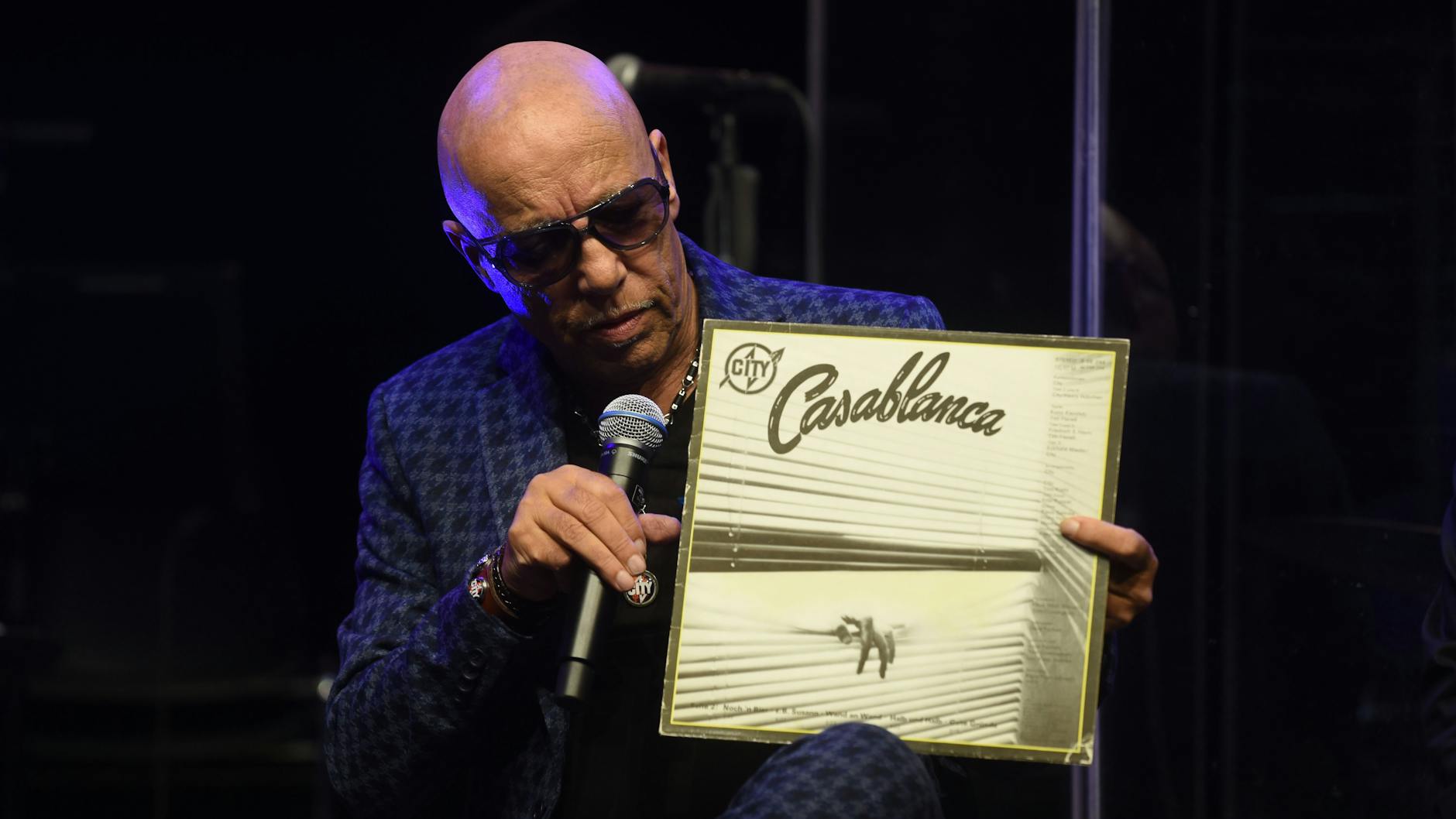 Toni Krahl mit dem Album Casablanca: Auf der Platte ist auch der Song Halb und halb, in dem es um die Teilung Berlins und Deutschland geht. 1988 durfte City das Lied auf einem DDR-Rockfestival nicht singen.<br><br>