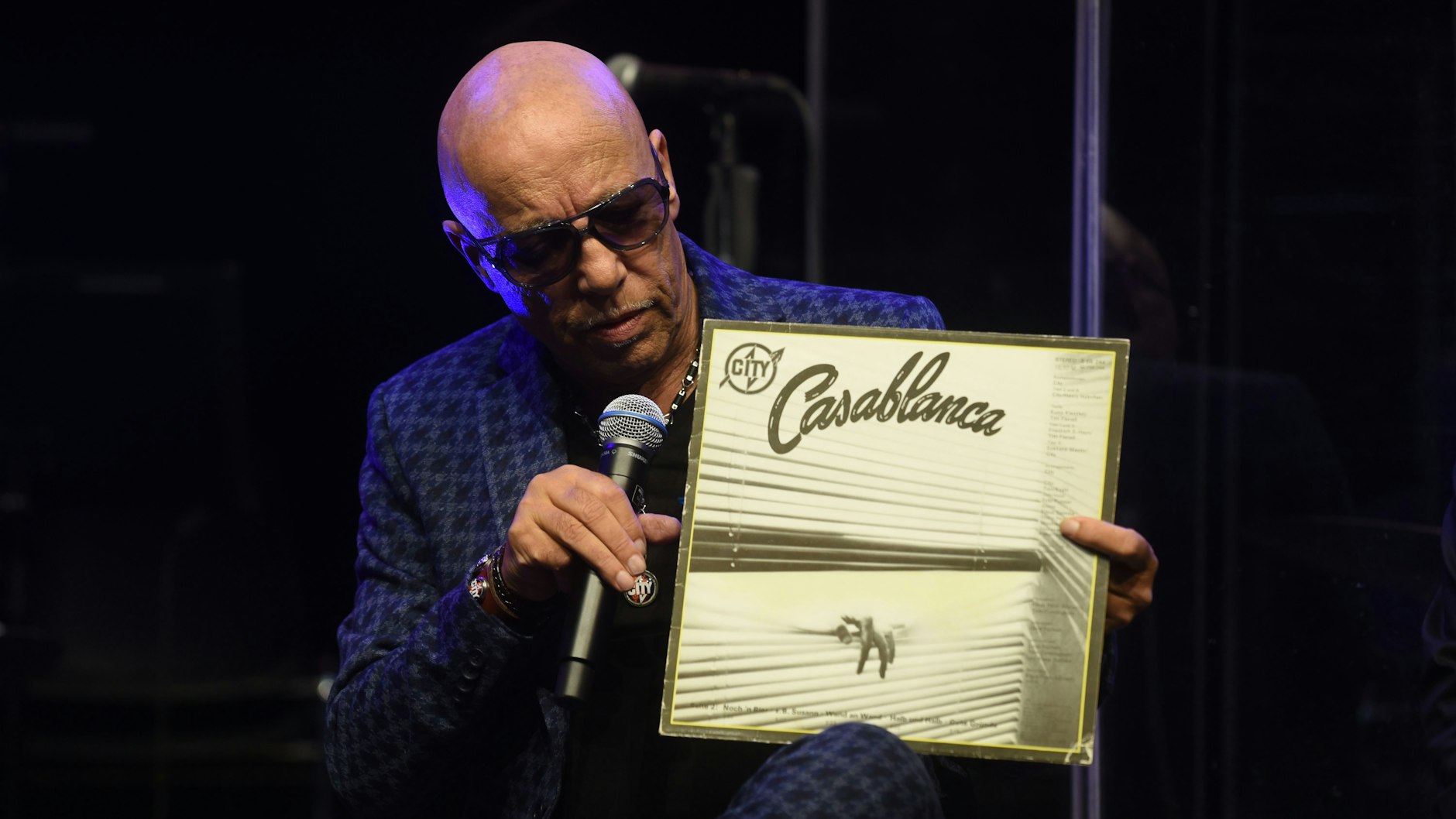 Toni Krahl mit dem Album Casablanca: Auf der Platte ist auch der Song Halb und halb, in dem es um die Teilung Berlins und Deutschland geht. 1988 durfte City das Lied auf einem DDR-Rockfestival nicht singen.<br><br>