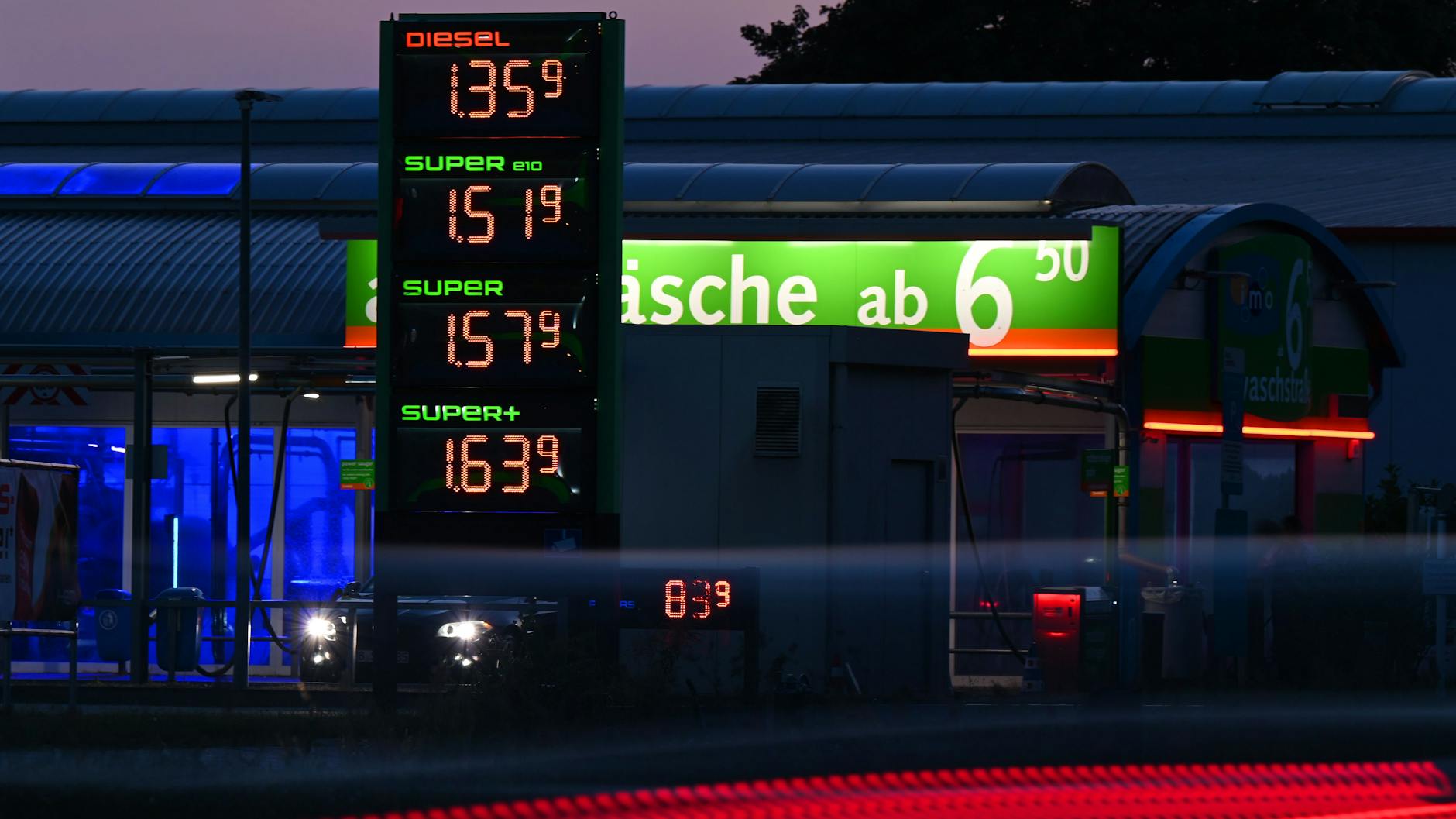 Berlin: Preissäule an einer Tankstelle (Symbolbild).