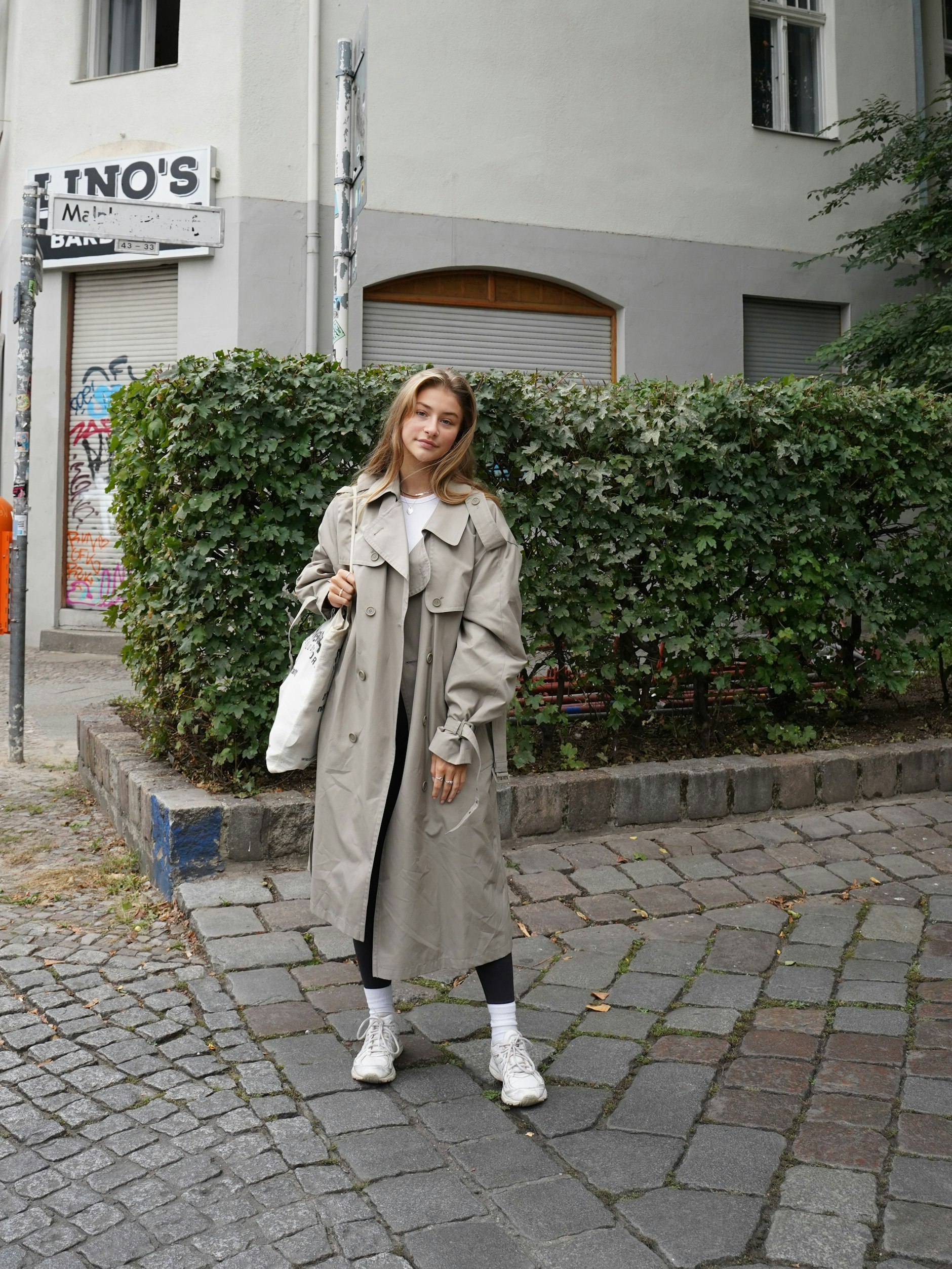 Freya studiert Grafikdesign am Mediencollege in Mitte. Seit sie aus Köln nach Berlin gezogen ist, wohnt sie in Wedding und will hier nicht mehr weg. Unter dem Vintage-Trenchcoat trägt sie Basics von H&amp;M und Zara, dazu weiße Socken und Asics.