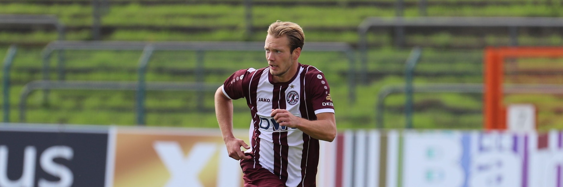 War richtig gut drauf und muss nun lange draußen sitzen: Dynamos Verteidiger Max Klump.