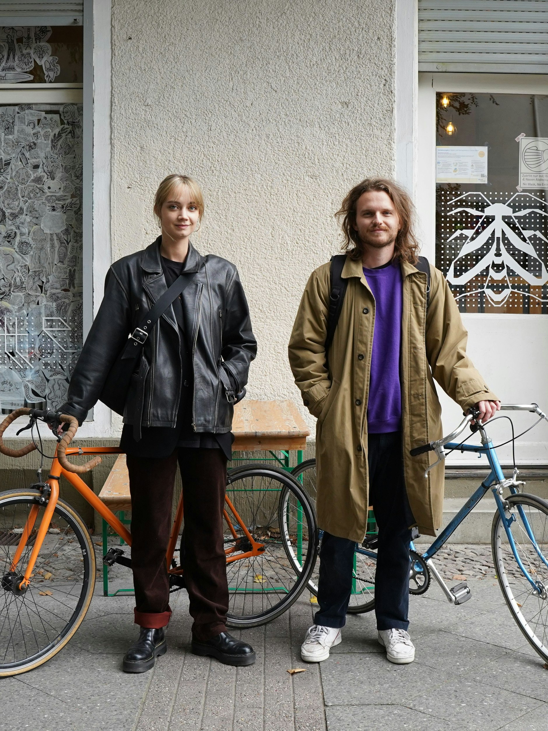 Gina und Sören wohnen zusammen in einer WG und machen jetzt erst mal Mittagspause. Gina studiert Modejournalismus und Kommunikation an der AMD Berlin. Ihr Outfit ist komplett Vintage, die Schuhe von Doc Martens. Sören ist Lehrer, er arbeitet mit Geflüchteten. Auch Sörens Outfit ist vollständig secondhand, die Adidas-Sneakers hat er seinem Bruder „geklaut“.
