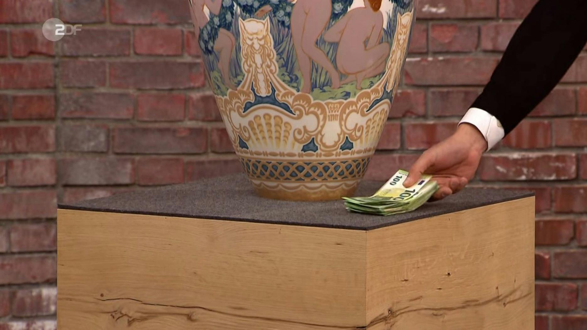Für einen Riesen-Stapel grüner Scheine kauft „Bares für Rares“-Händler Julian Schmitz-Avila den alten Lampenfuß.