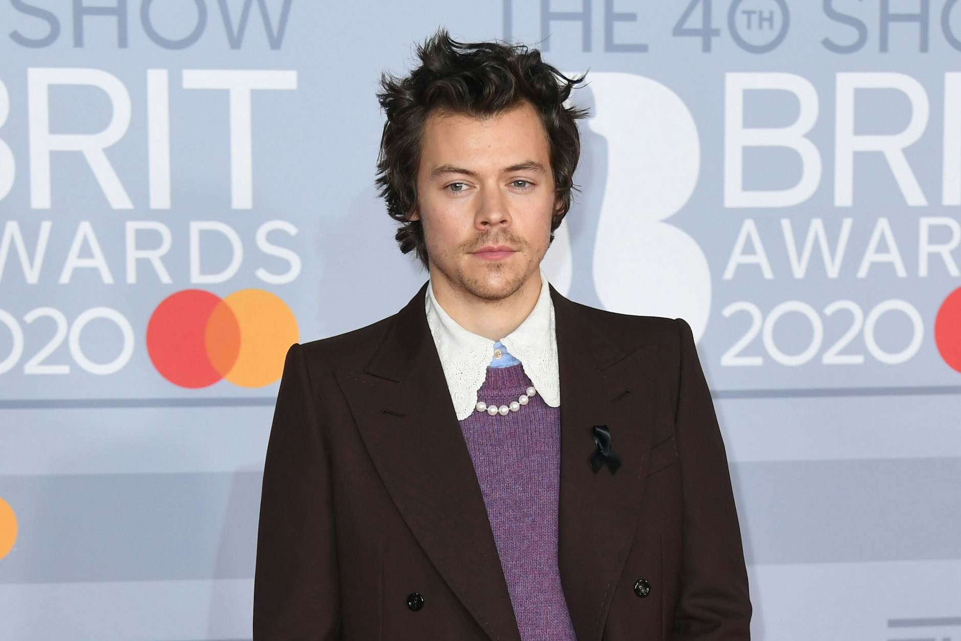 A man's best friends: Harry Styles mit Perlen überm Pulli bei den Brit Awards.