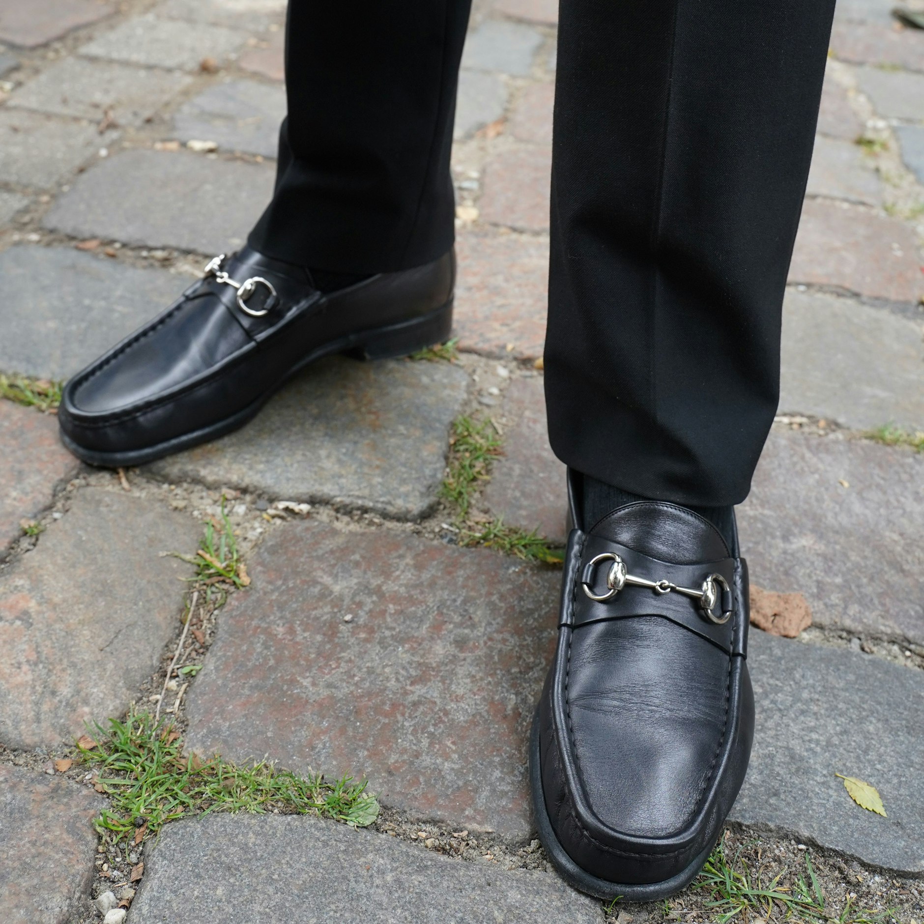 Die Schuhe von Mitch: ebenfalls Klassiker, und zwar von Gucci. Die Horsebit Loafer sind Pflicht für die Preppy-Uniform.
