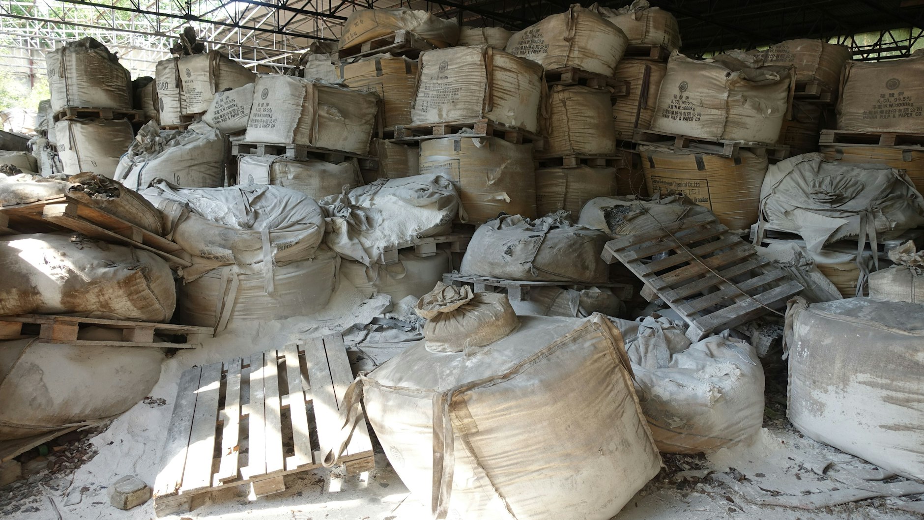 In zwei benachbarten Lagerhallen mitten auf dem Areal stapeln sich Chemikalien. Hunderte Gebinde mit hochreinem Kaliumcarbonat – jedes 1000 Kilogramm schwer.