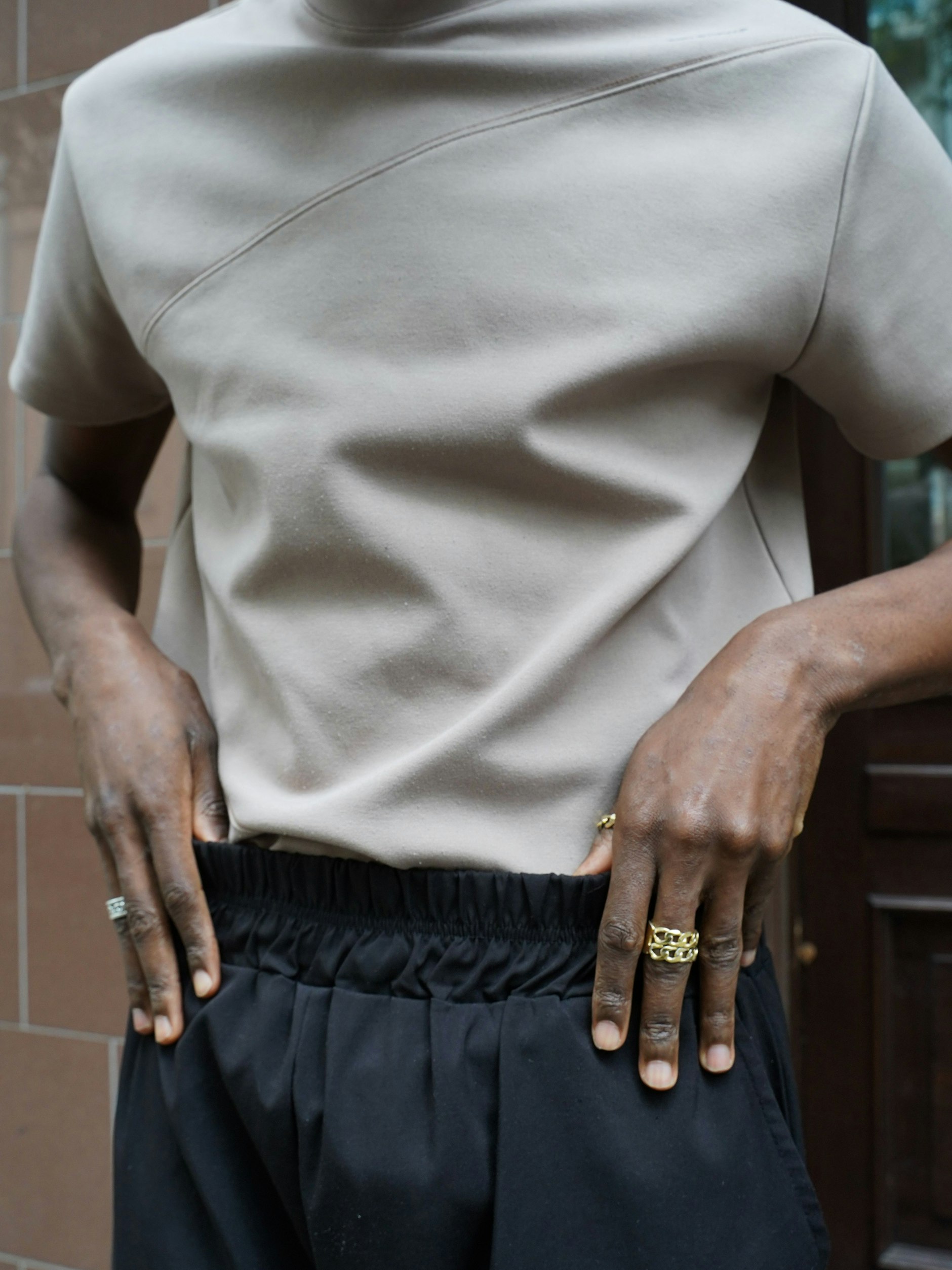Zur eleganten Farbkombination trägt Raphael Ringe im Panzerketten-Look von Vika Jewels und an der rechten Hand einen Silberring, den er auf dem Flohmarkt in seiner Heimatstadt Bordeaux gekauft hat.