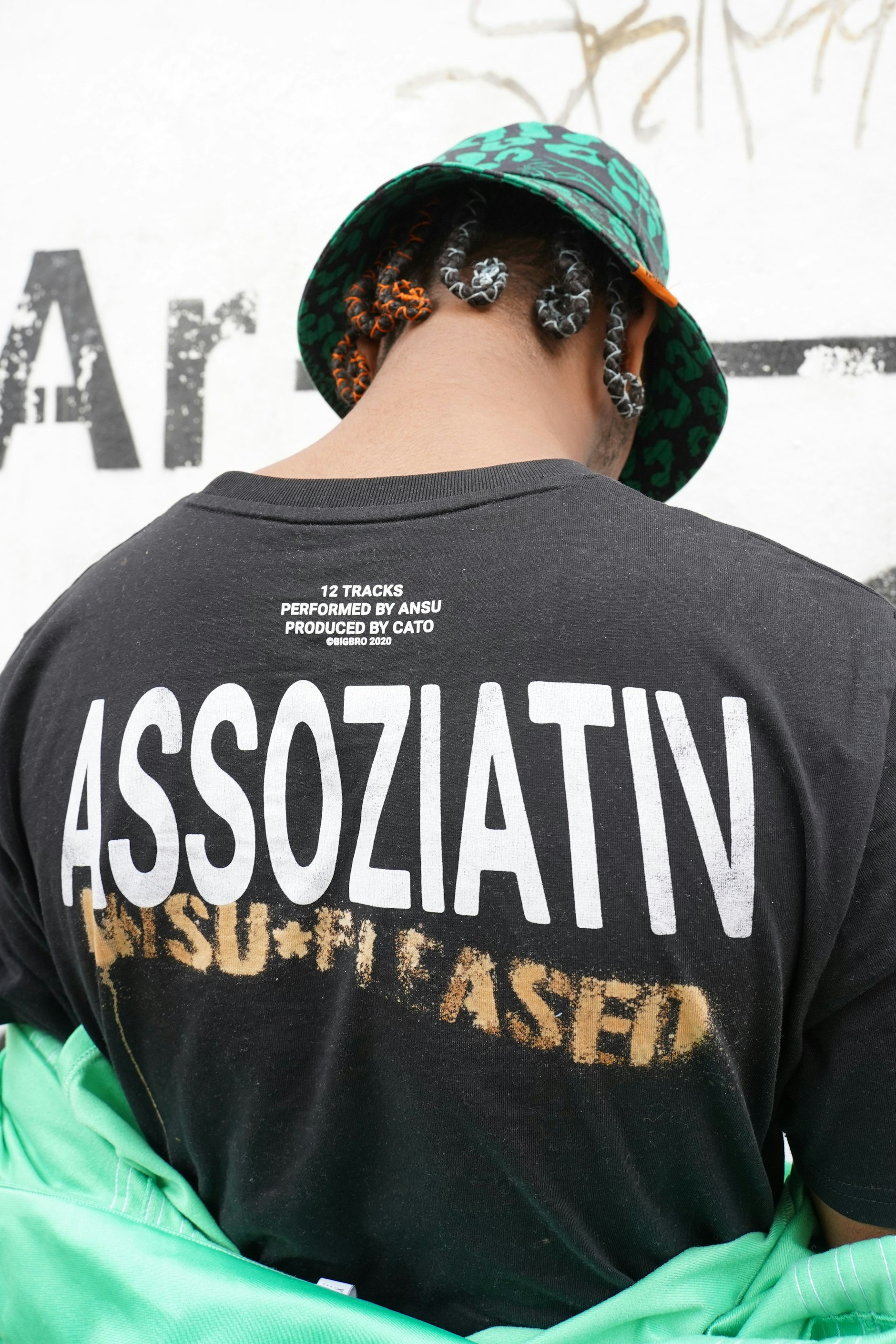 Jewel ist auch Model und DJ, gerade stand er beim Reference Festival zur Fashionweek an den Decks. „Assoziativ“ ist ein Track des Hamburger Rappers Ansu, mit dem Jewel befreundet ist und von dem er das Merchandise-T-Shirt mit dem Aufdruck hat. Die kunstvolle Flechtfrisur hat ihm eine Freundin gemacht, sagt er.