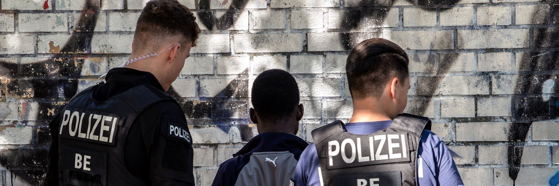 Polizeibeamte kontrollieren im Görlitzer Park einen mutmaßlichen Drogendealer.