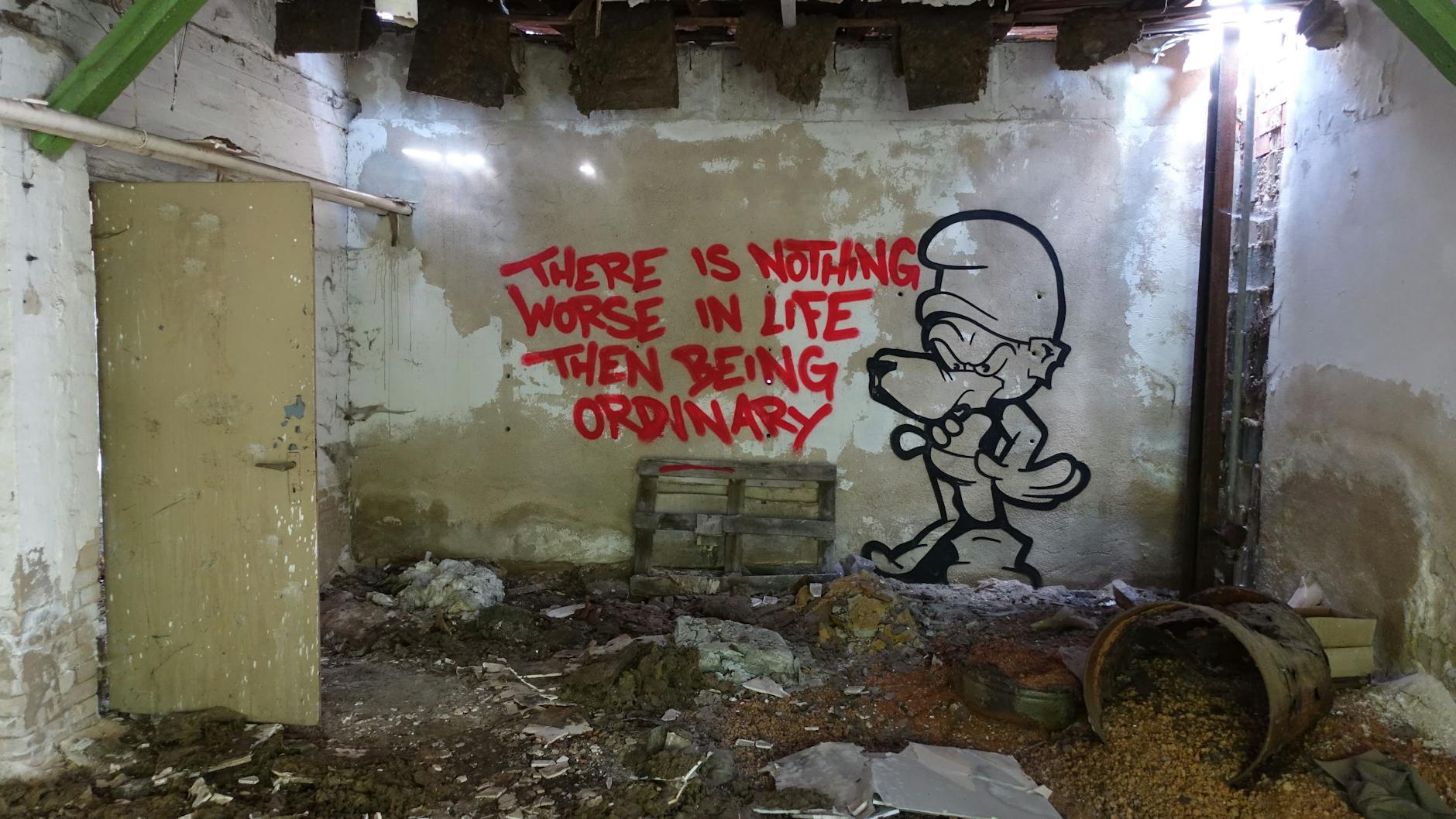 In den Ruinen haben sich inzwischen Graffiti-Sprayer verewigt – wie hier der Berliner Street-Art-Künstler Tobo.