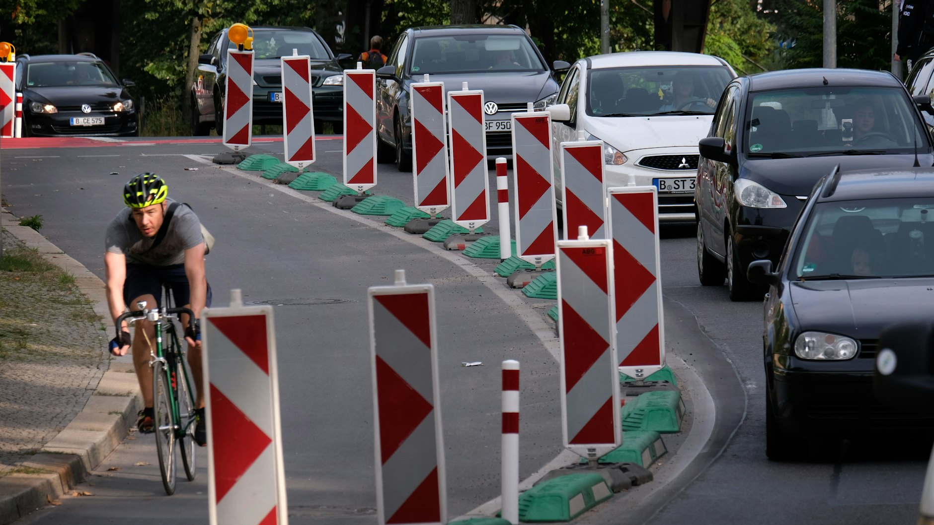 Pop-up-Radweg am Halleschen Ufer in Kreuzberg. Mit dem Bau der temporären Radfahrstreifen hat Berlin international Schlagzeilen gemacht. Doch Autofahrer fühlen sich eingeengt.