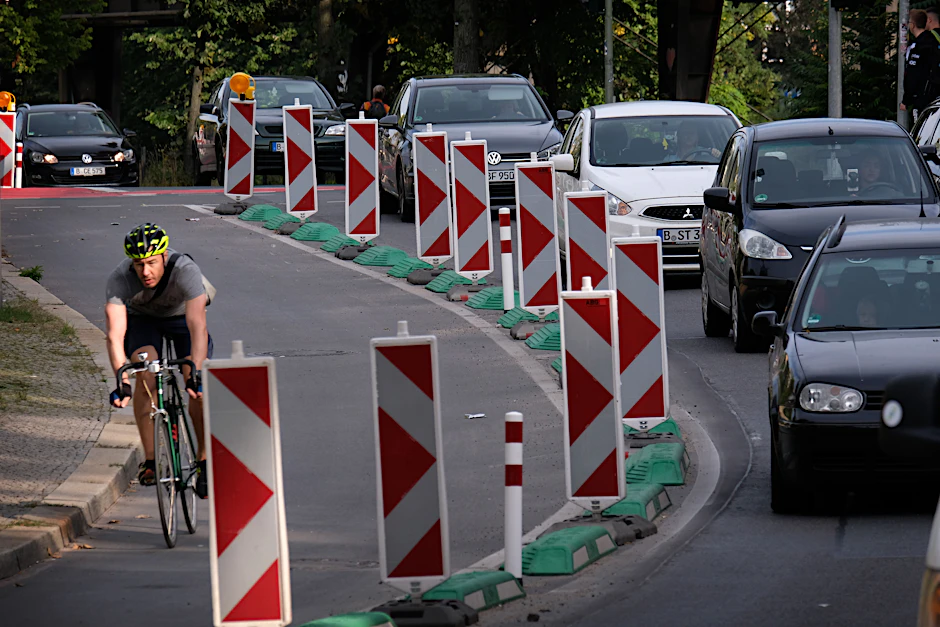 Ein geschützter Radfahrstreifen in Berlin. Neue Projekte dieser Art stehen jetzt auf dem Prüfstand.