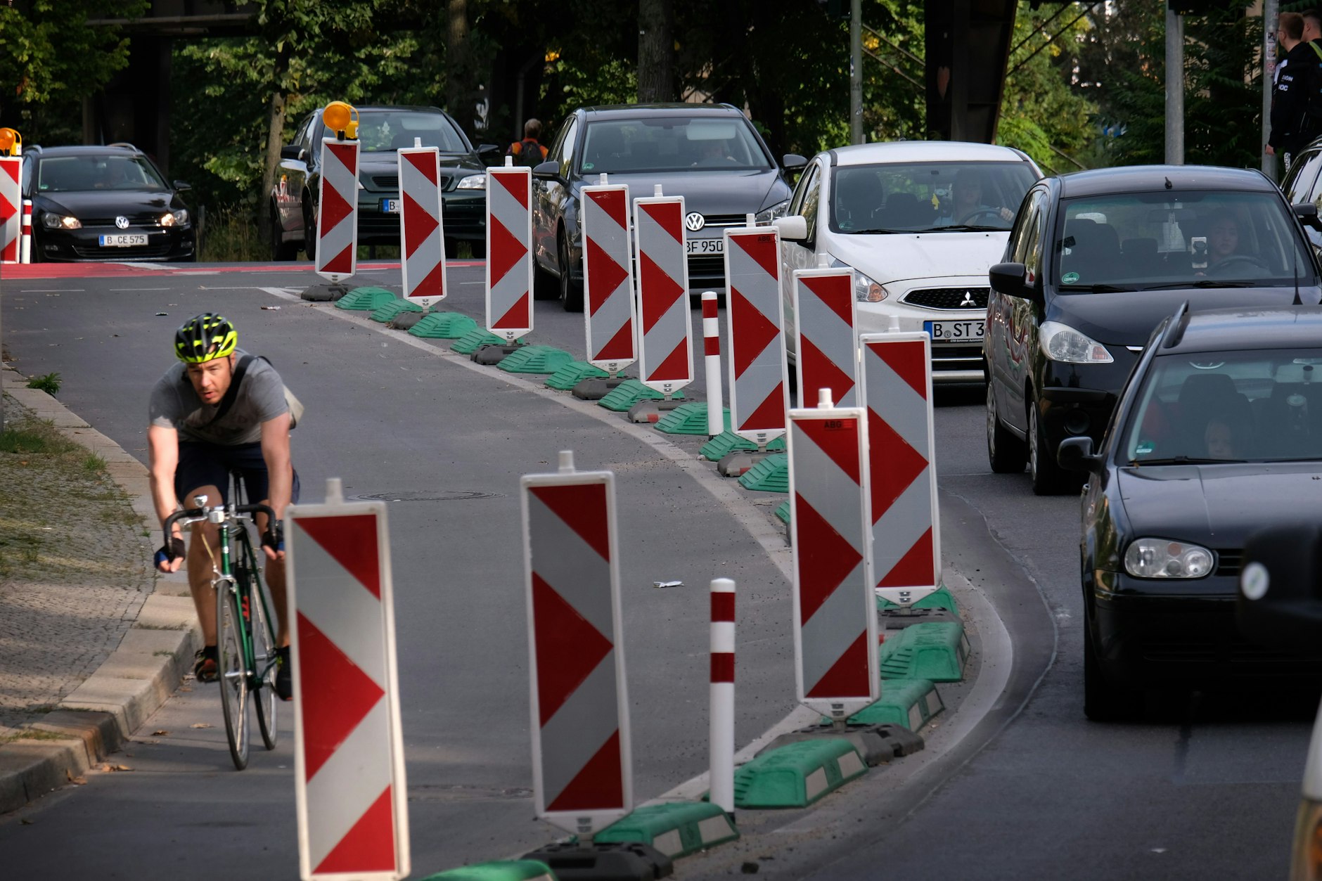 Ein geschützter Radfahrstreifen in Berlin. Neue Projekte dieser Art stehen jetzt auf dem Prüfstand.