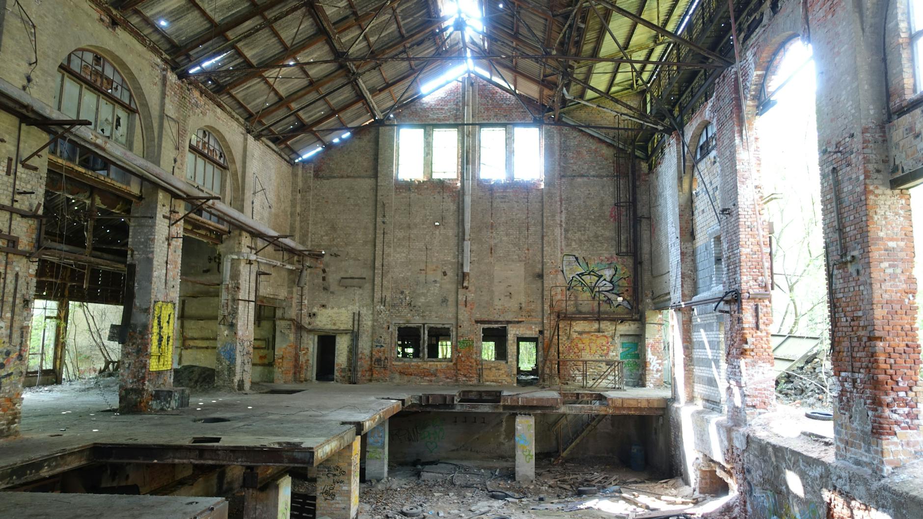 In den Werkhallen wurden bis 1992 Flaschen hergestellt. Die erste Haidemühler Glashütte wurde schon 1837 errichtet.