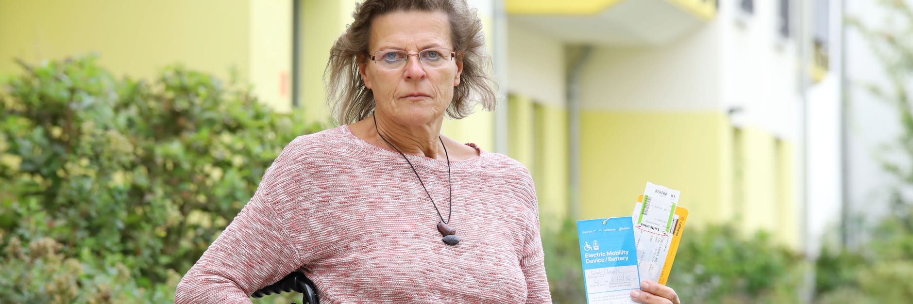 Andrea Schatz mit ihren Flugtickets des LH-Fluges 202 von Frankfurt nach Berlin.