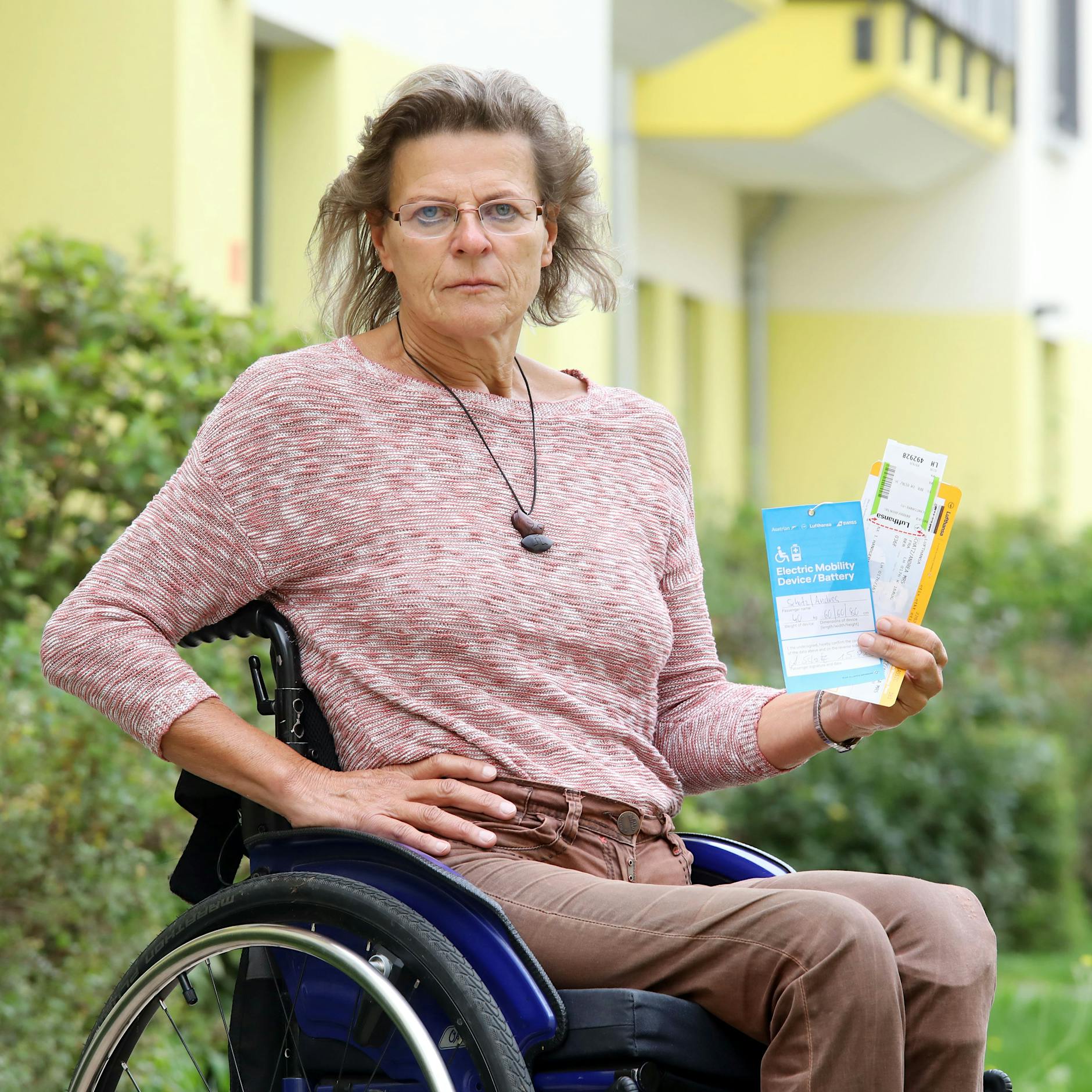 Da ist so schäbig! Flugkapitän lässt Berlinerin in ihrem Rollstuhl am Flughafen sitzen