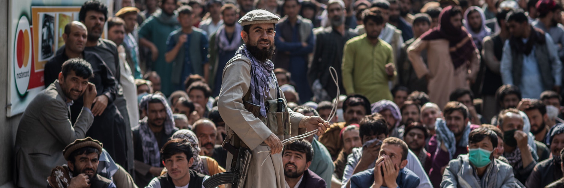 Sie regieren auf den Straßen von Kabul: Ein Sicherheitsmann der Taliban droht mit einer Peitsche.