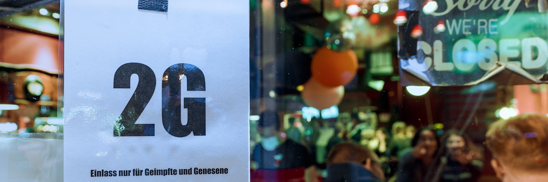 Im Fenster einer Kiez-Kneipe hängt ein Zettel mit dem Text: „2G – Einlass nur für Geimpfte und Genesene“. In Berlin darf man das jetzt nur noch digital belegen.