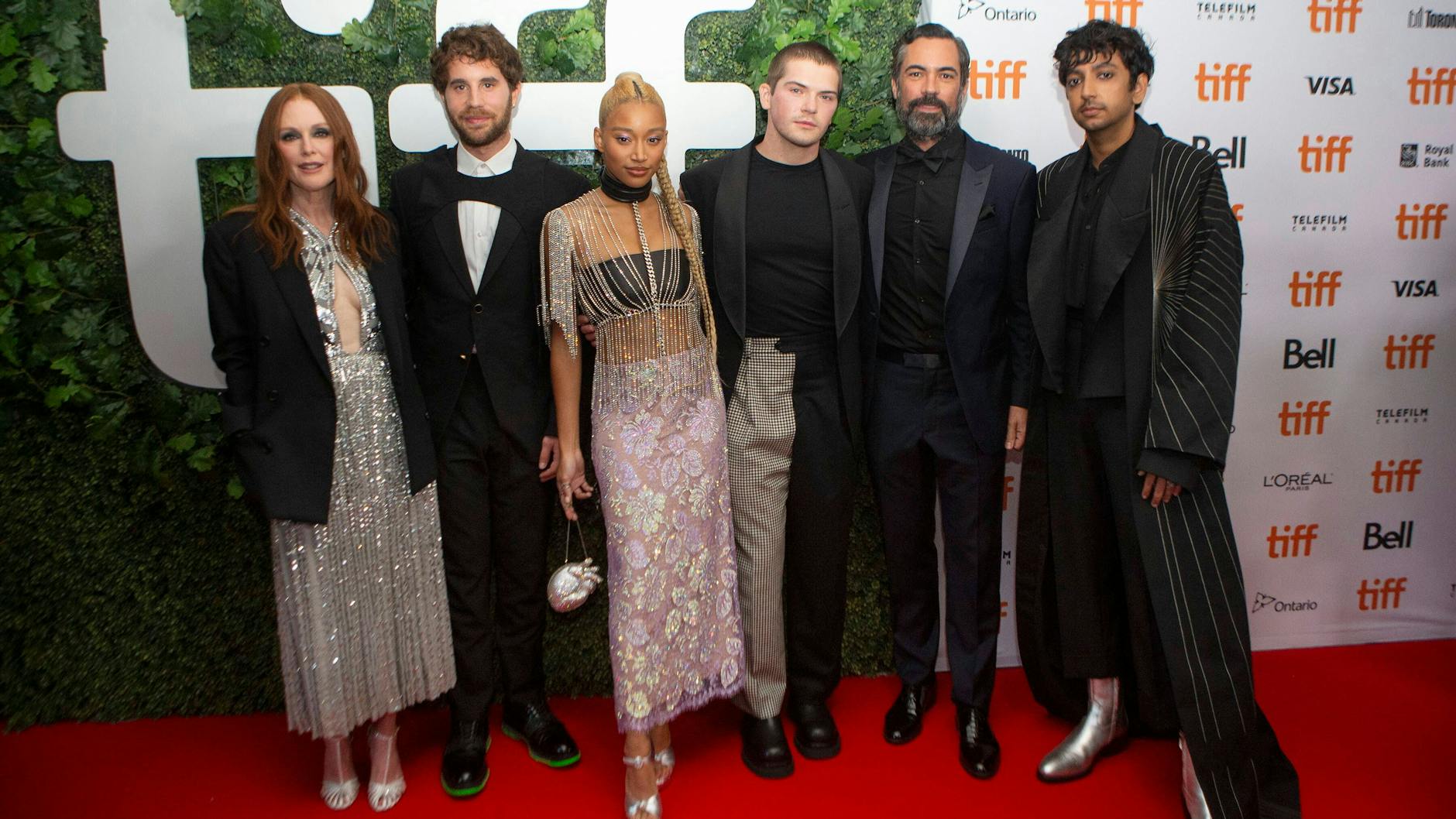 Julianne Moore mit dem Cast von „Dear Evan Hansen“: Ben Platt, Amandla Stenberg, Colton Ryan, Danny Pino and Nik Dodani (v.l.)