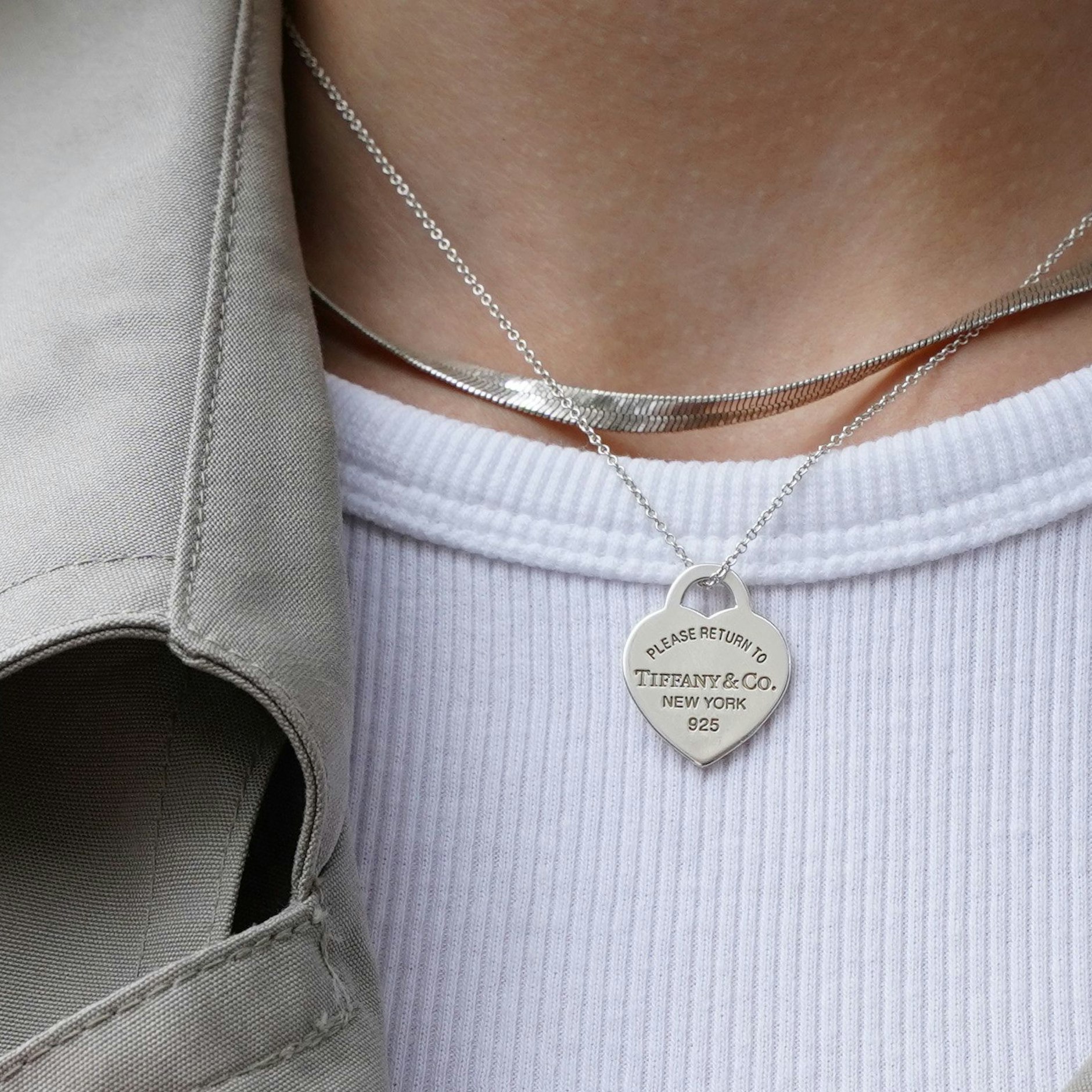 Die Kette von Tiffany &amp; Co. ist ein Geschenk von Freyas Freund. Der silberne Schmuckklassiker für Verliebte ist definitiv cooler als jede andere Herzchenkette.