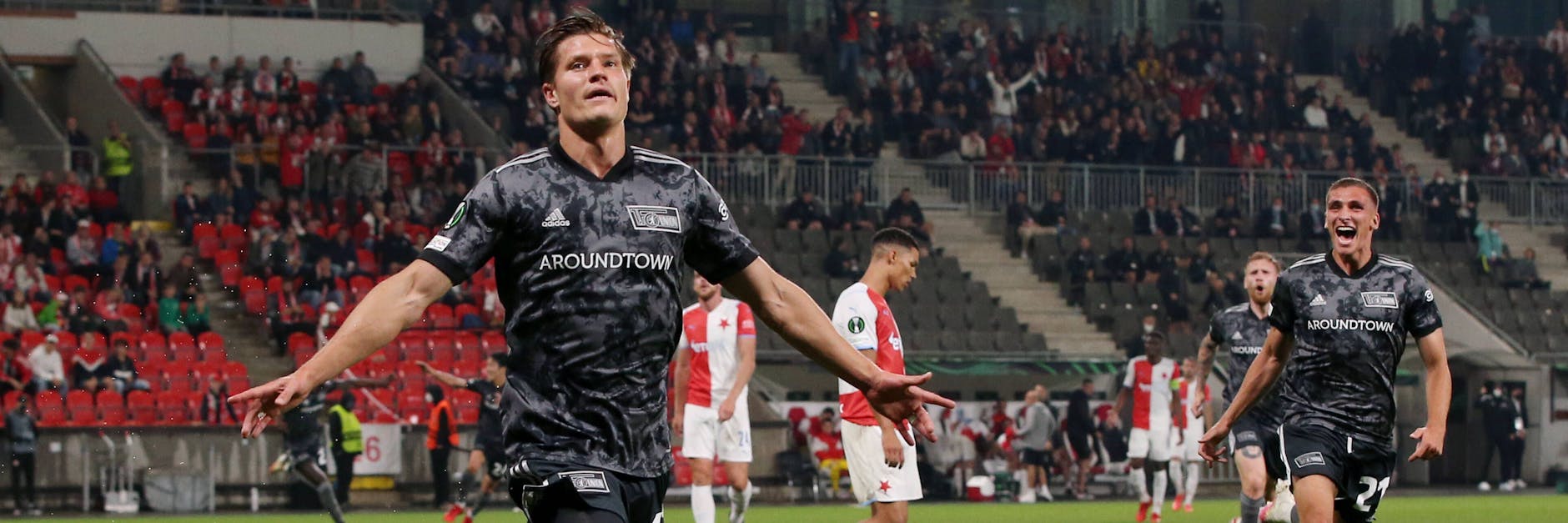 Kevin Behrens traf bei Europa-Auftakt des 1. FC Union zum 1:1 bei Slavia Prag, Grischa Prömel (r.) freut's. 