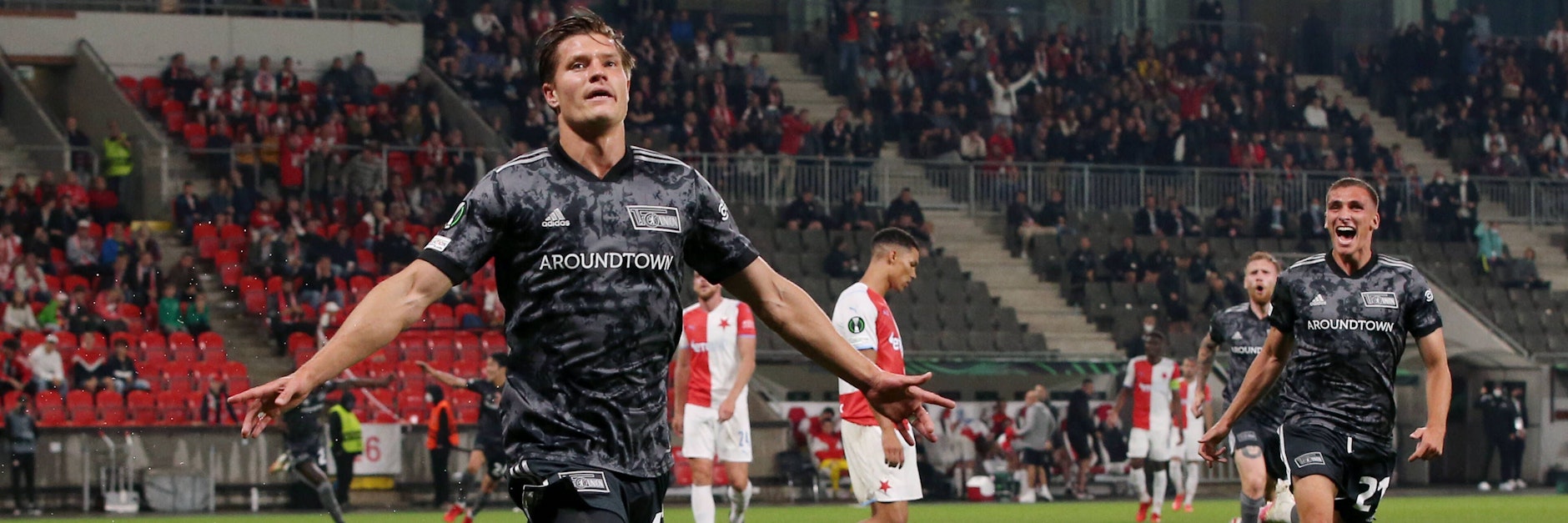 Kevin Behrens traf bei Europa-Auftakt des 1. FC Union zum 1:1 bei Slavia Prag, Grischa Prömel (r.) freut's.&nbsp;