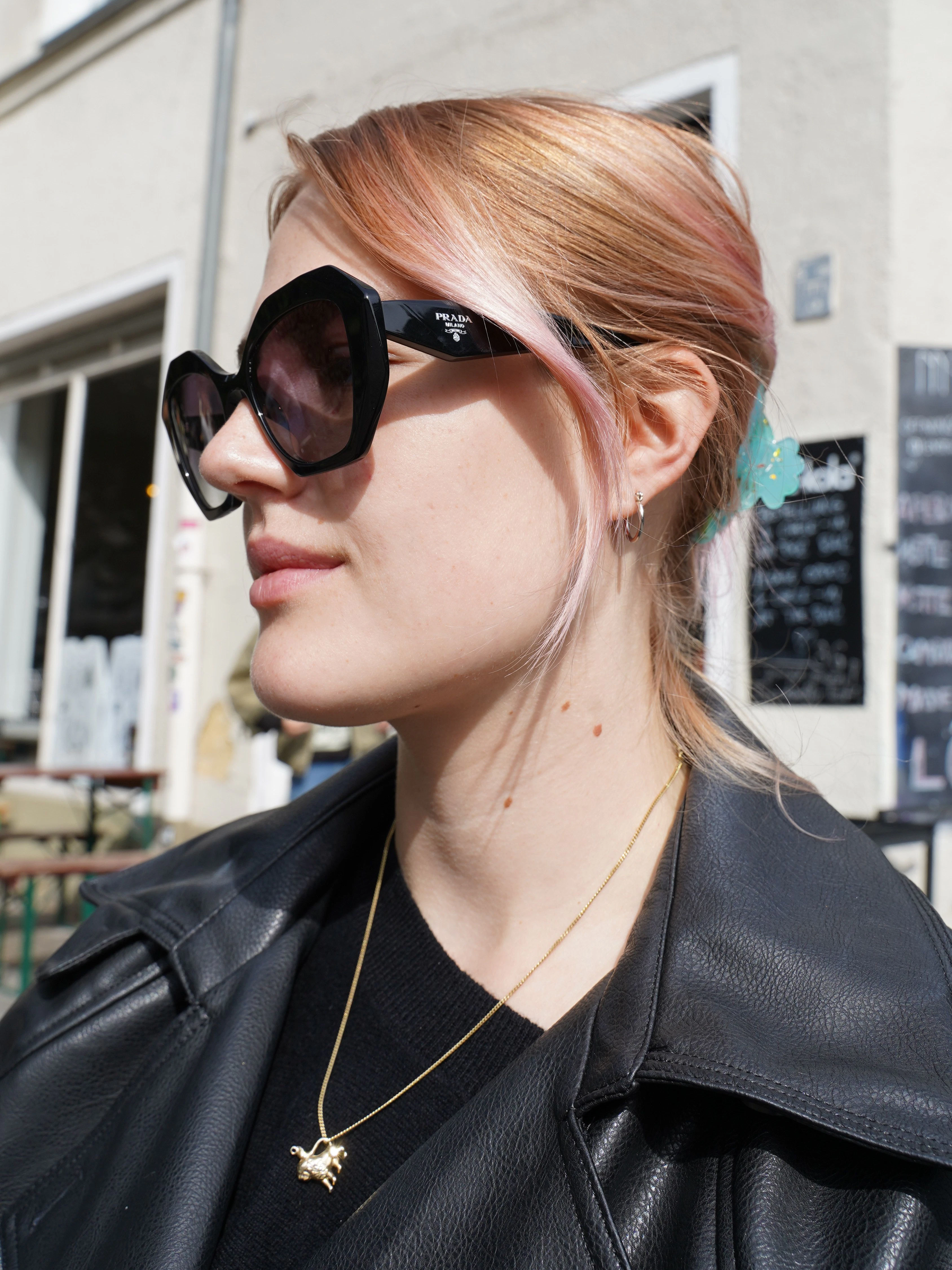 Lillian mag es, immer „ein bisschen Rosa“ im Haar zu tragen. Dazu trägt sie eine Sonnenbrille von Prada und eine Kette mit Löwenanhänger, ihrem Sternzeichen. Übrigens auch dem ihrer Mama, die am gleichen Tag Geburtstag hat wie ihre Tochter Lillian.