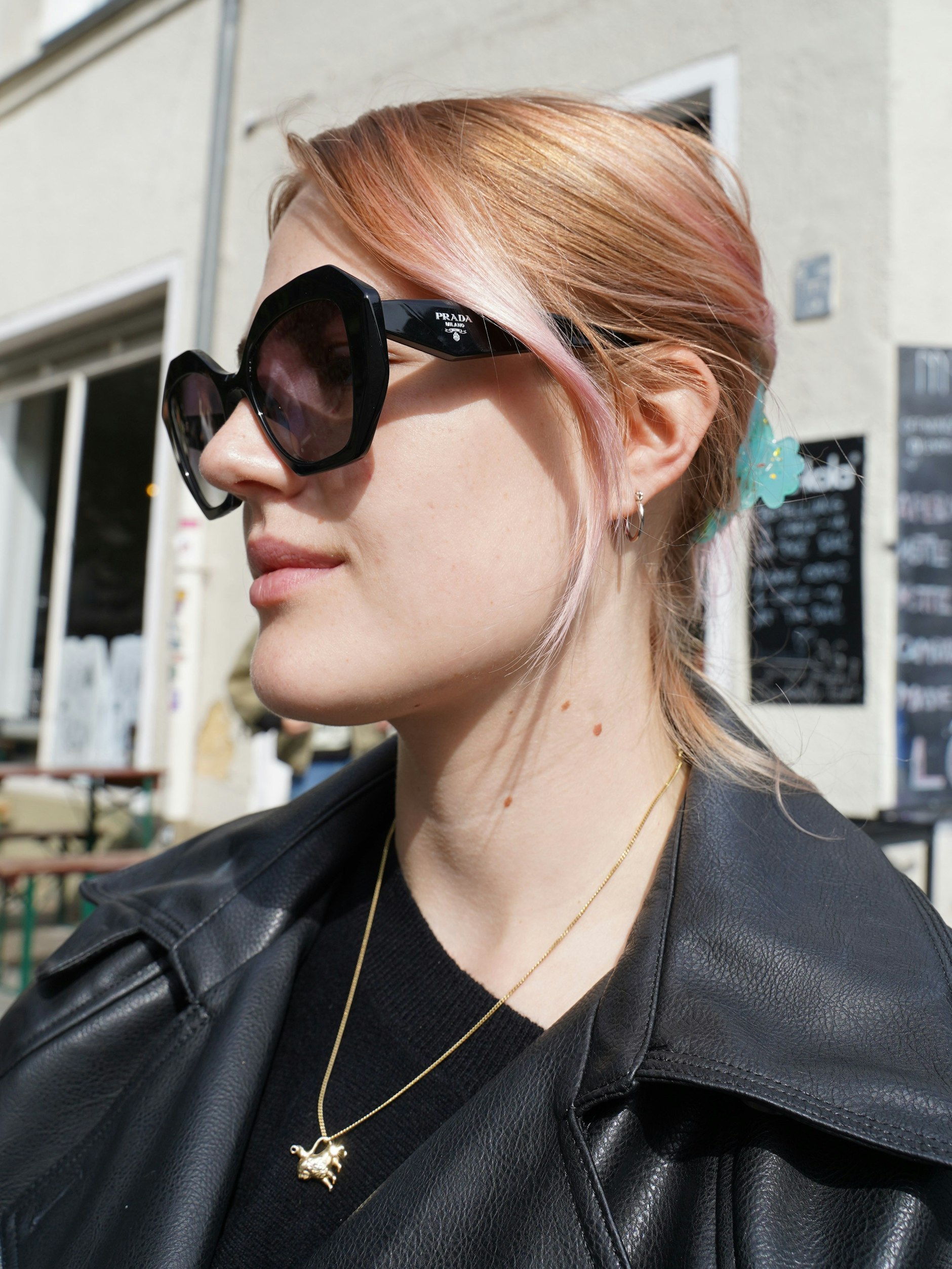 Lillian mag es, immer „ein bisschen Rosa“ im Haar zu tragen. Dazu trägt sie eine Sonnenbrille von Prada und eine Kette mit Löwenanhänger, ihrem Sternzeichen. Übrigens auch dem ihrer Mama, die am gleichen Tag Geburtstag hat wie ihre Tochter Lillian.