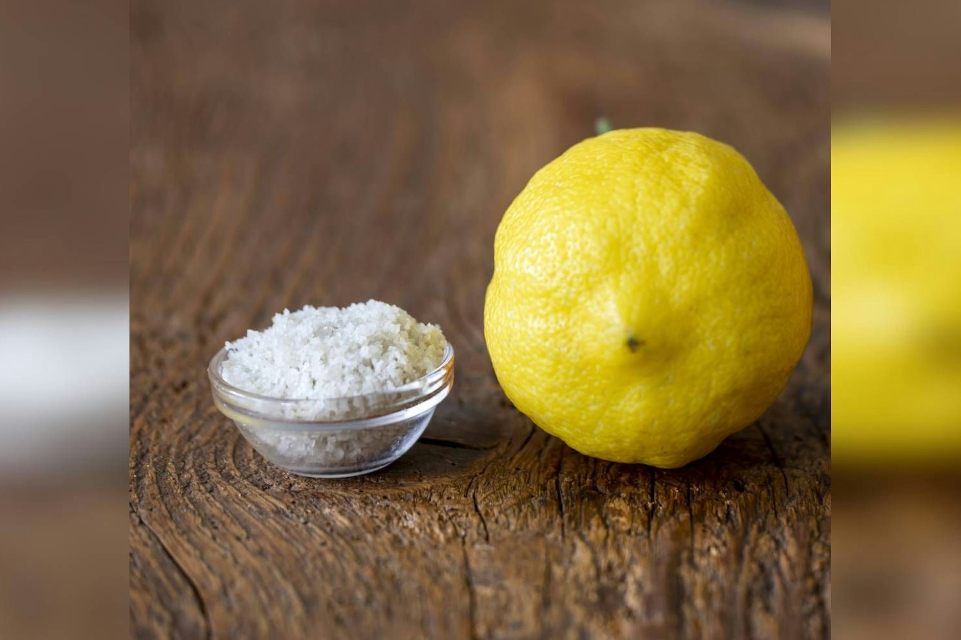 Zitrone Mit Salz Neben Bett