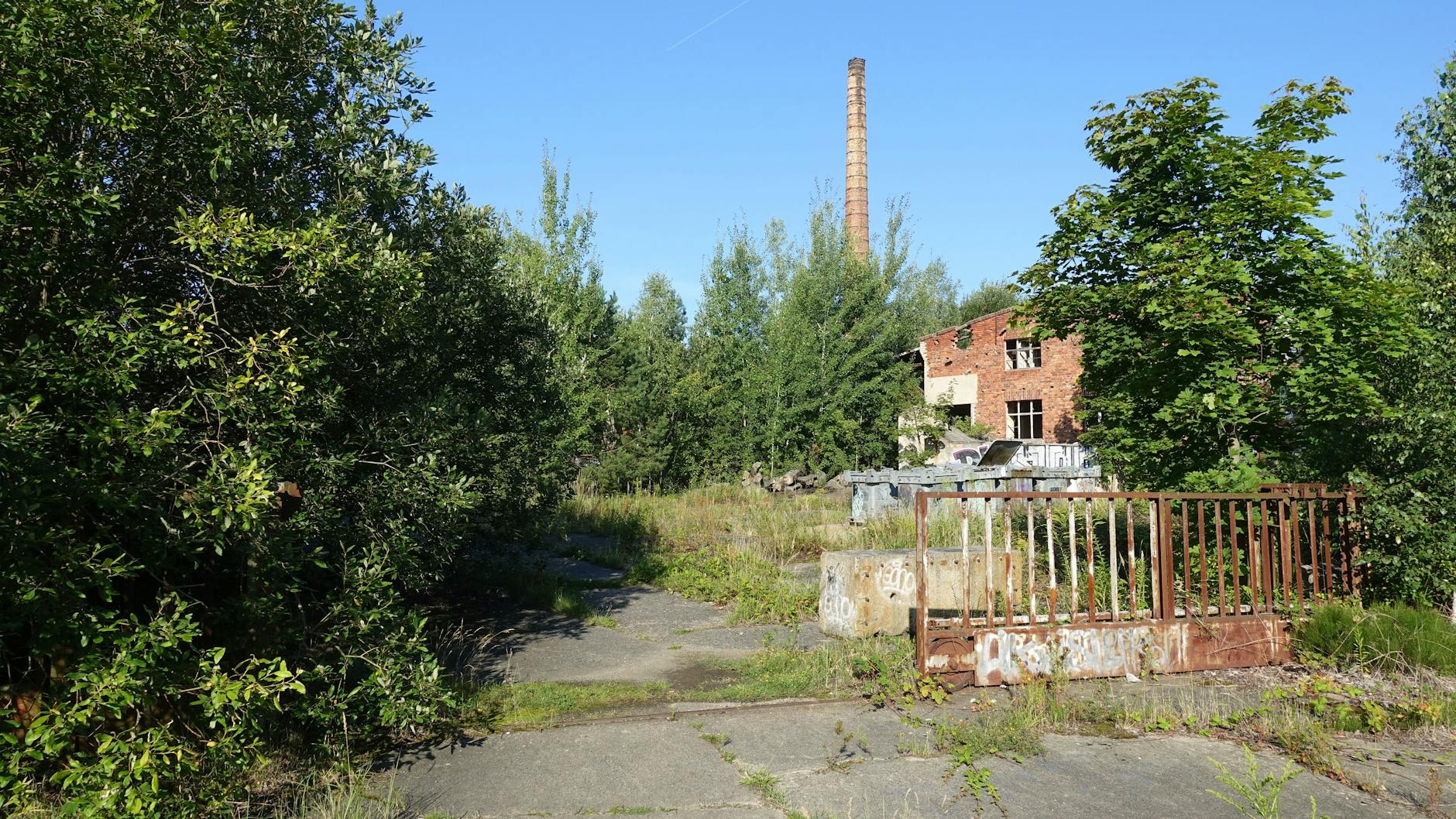 Alle Tore stehen weit offen, kein Schild warnt vorm Betreten.