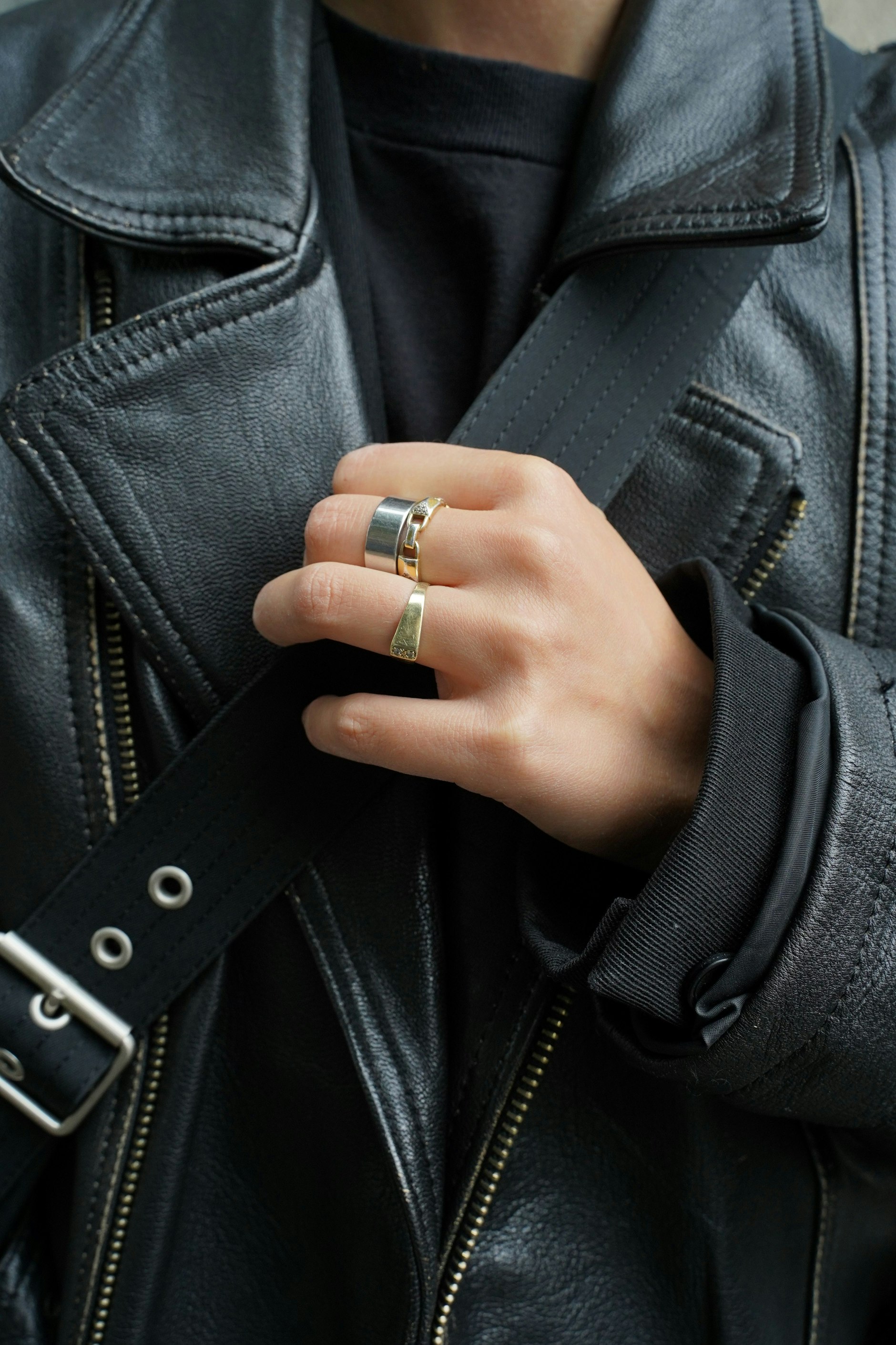 Ginas Lederjacke ist vom Flohmarkt, die Ringe am Mittelfinger von Mama. Den kleinen goldenen am Ringfinger hat sie im Sand gefunden.