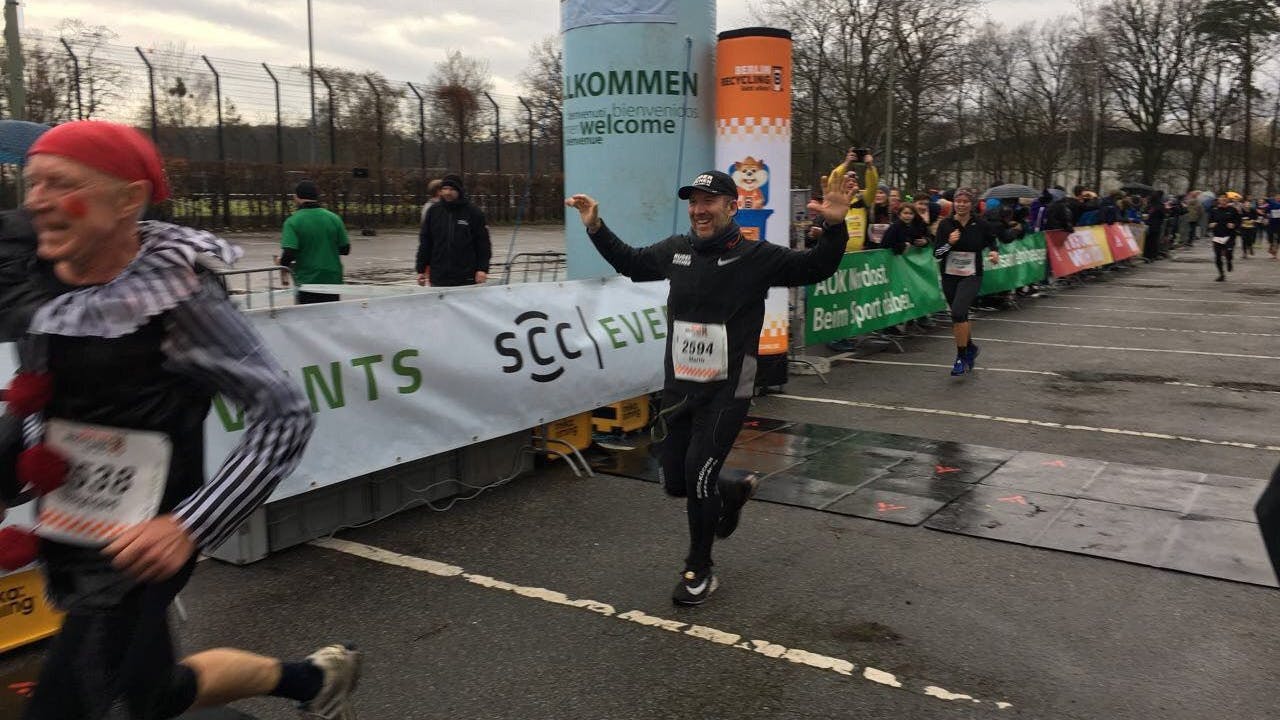 Hier läuft Mario Ruder bei seinem letzten Berlin-Marathon strahlend ins Ziel. Die Aufnahme entstand Ende September 2019.<br>