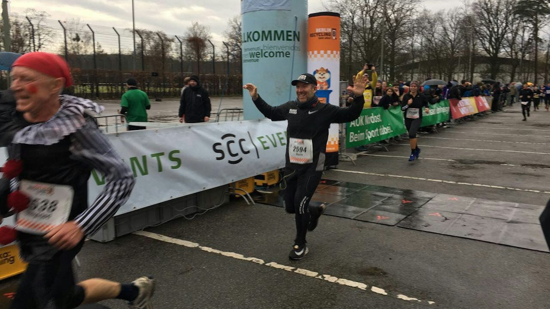 Hier läuft Mario Ruder bei seinem letzten Berlin-Marathon strahlend ins Ziel. Die Aufnahme entstand Ende September 2019.<br>
