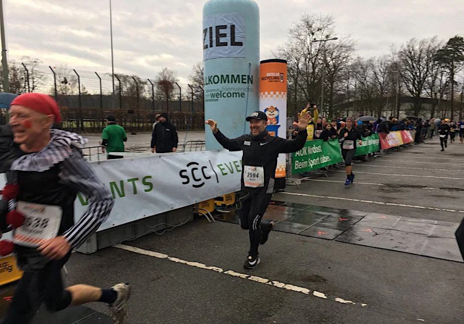 Hier läuft Mario Ruder bei seinem letzten Berlin-Marathon strahlend ins Ziel. Die Aufnahme entstand Ende September 2019.<br>