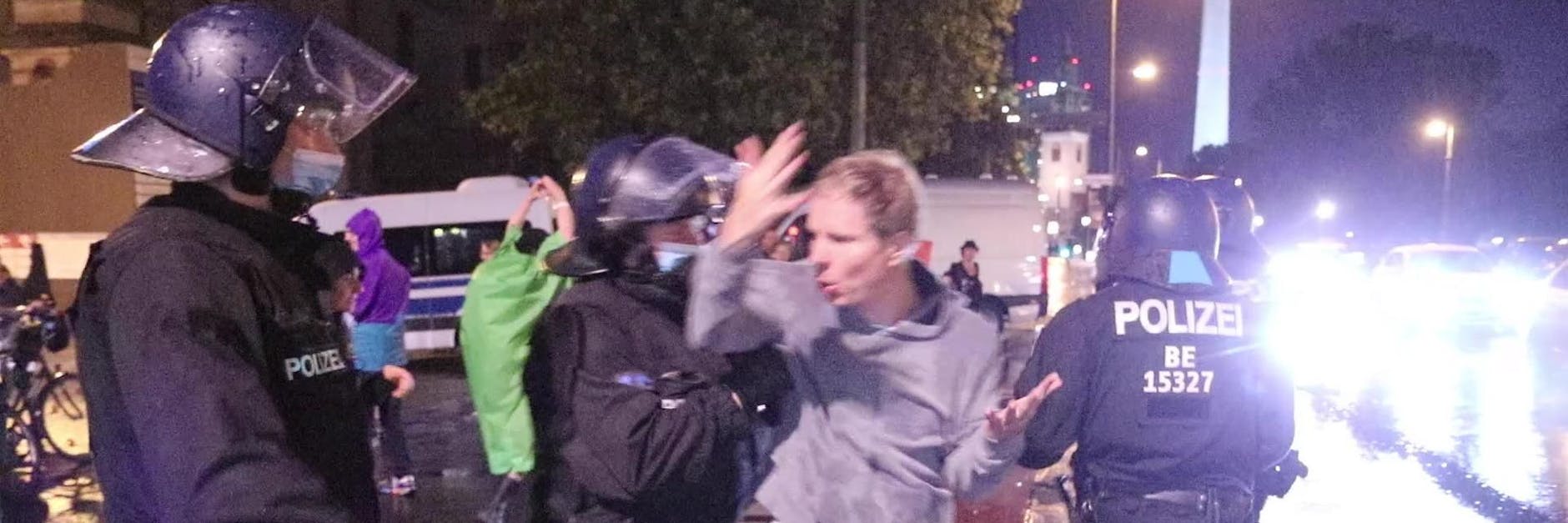 Ob gegen illegale Partys im Park oder bei „Querdenker“-Demos: Immer wieder haben Polizisten engen Kontakt zu Bürgern.<br>