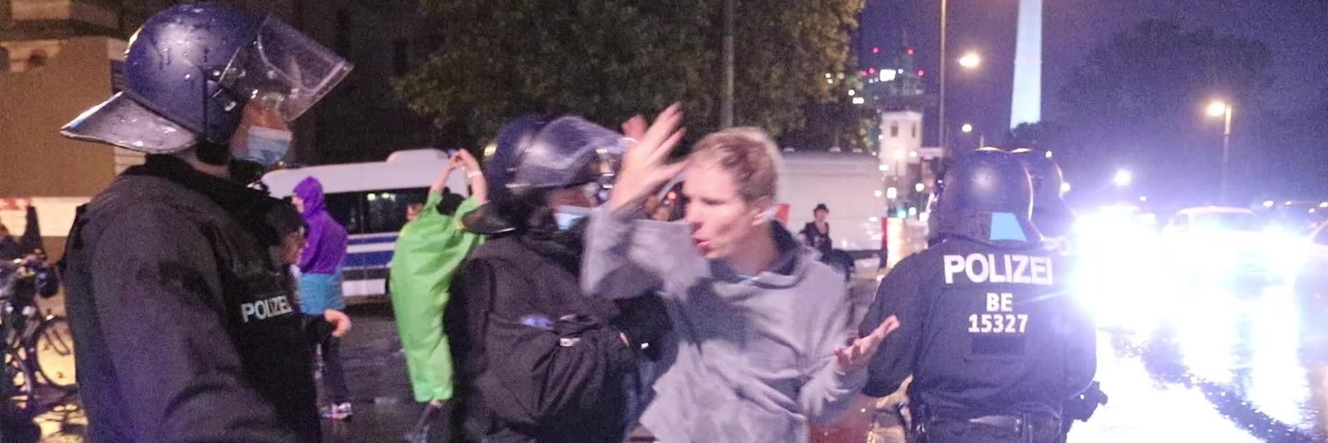 Ob gegen illegale Partys im Park oder bei „Querdenker“-Demos: Immer wieder haben Polizisten engen Kontakt zu Bürgern.<br>