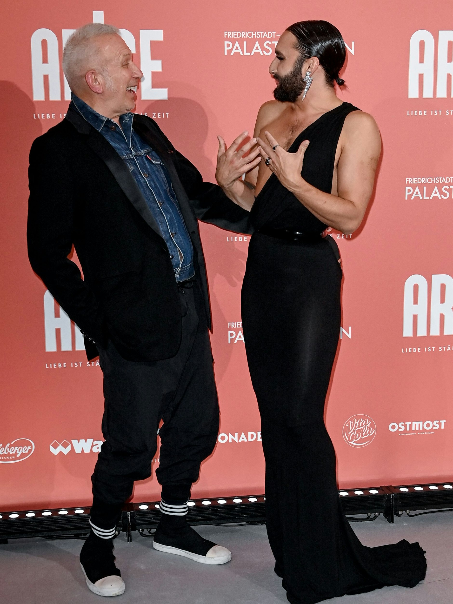 Jean Paul Gaultier (l.) und Conchita Wurst begrüßen sich auf der Premiere der neuen Show „Arise“ im Friedrichstadt-Palast.&nbsp;
