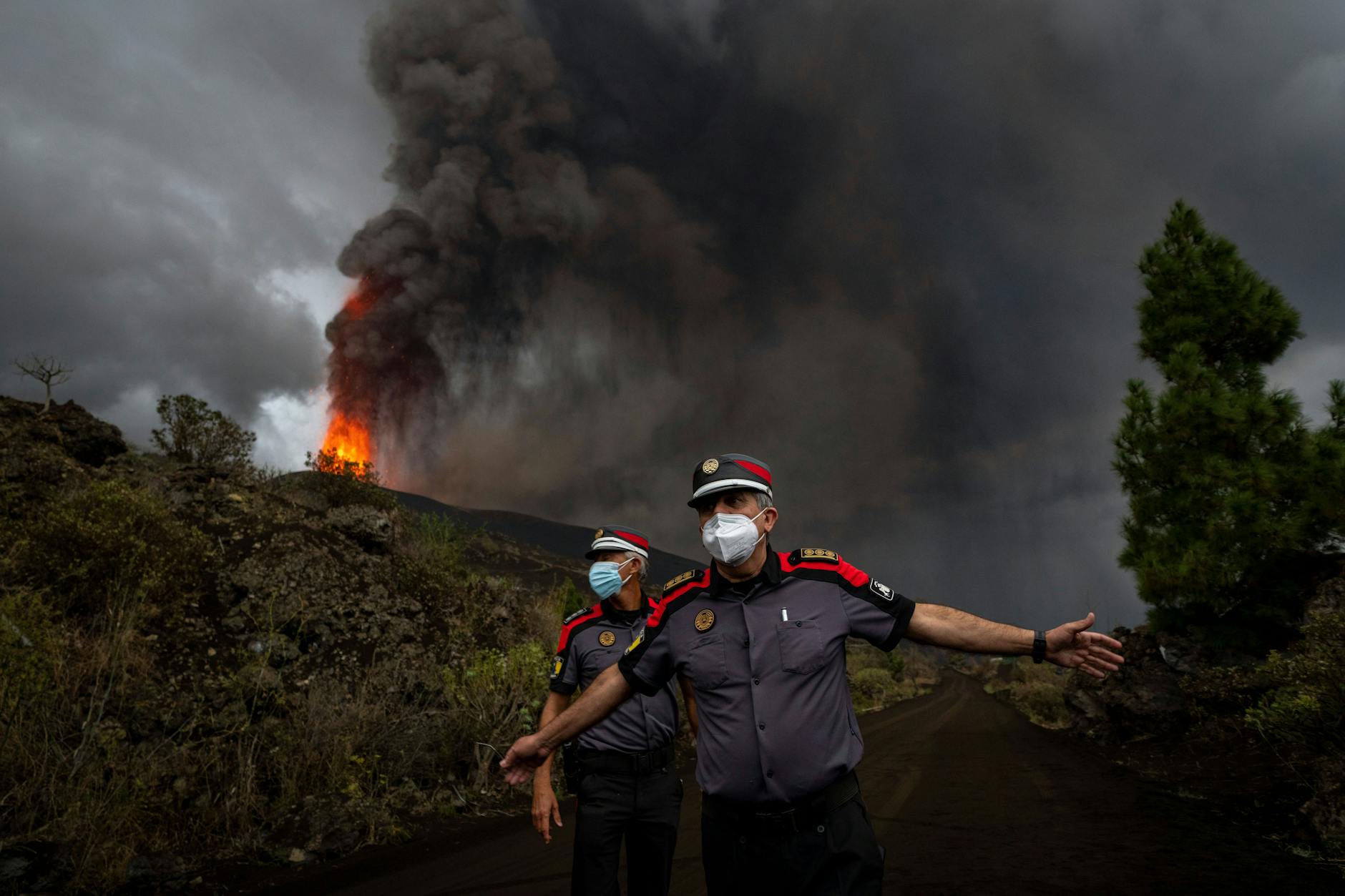 La Palma: Polizisten bringen Menschen in Sicherheit.
