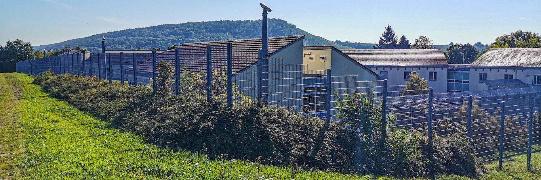 Ein Zaun und Kameras sichern das Klinikum am Weissenhof. 