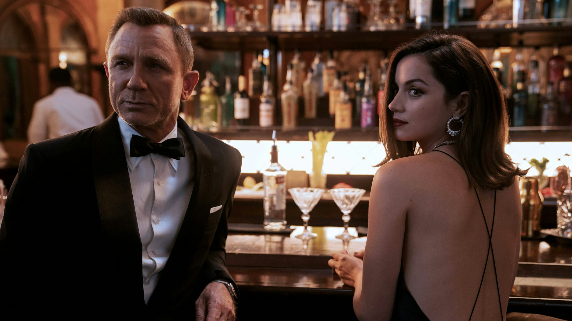 James Bond (Daniel Craig) und in einer Szene aus dem neuen Bond-Film.