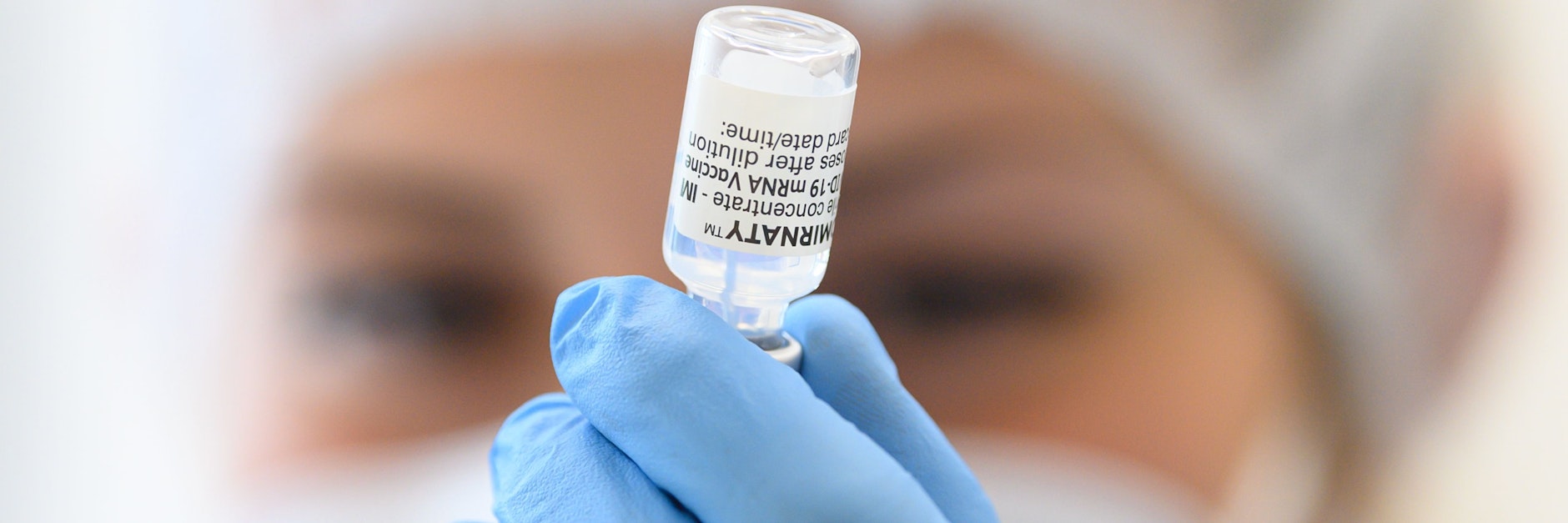 Einige Frauen berichten über stärkere, schwächere oder eine unregelmäßige Menstruation sowie Zwischenblutungen nach der Corona-Impfung.