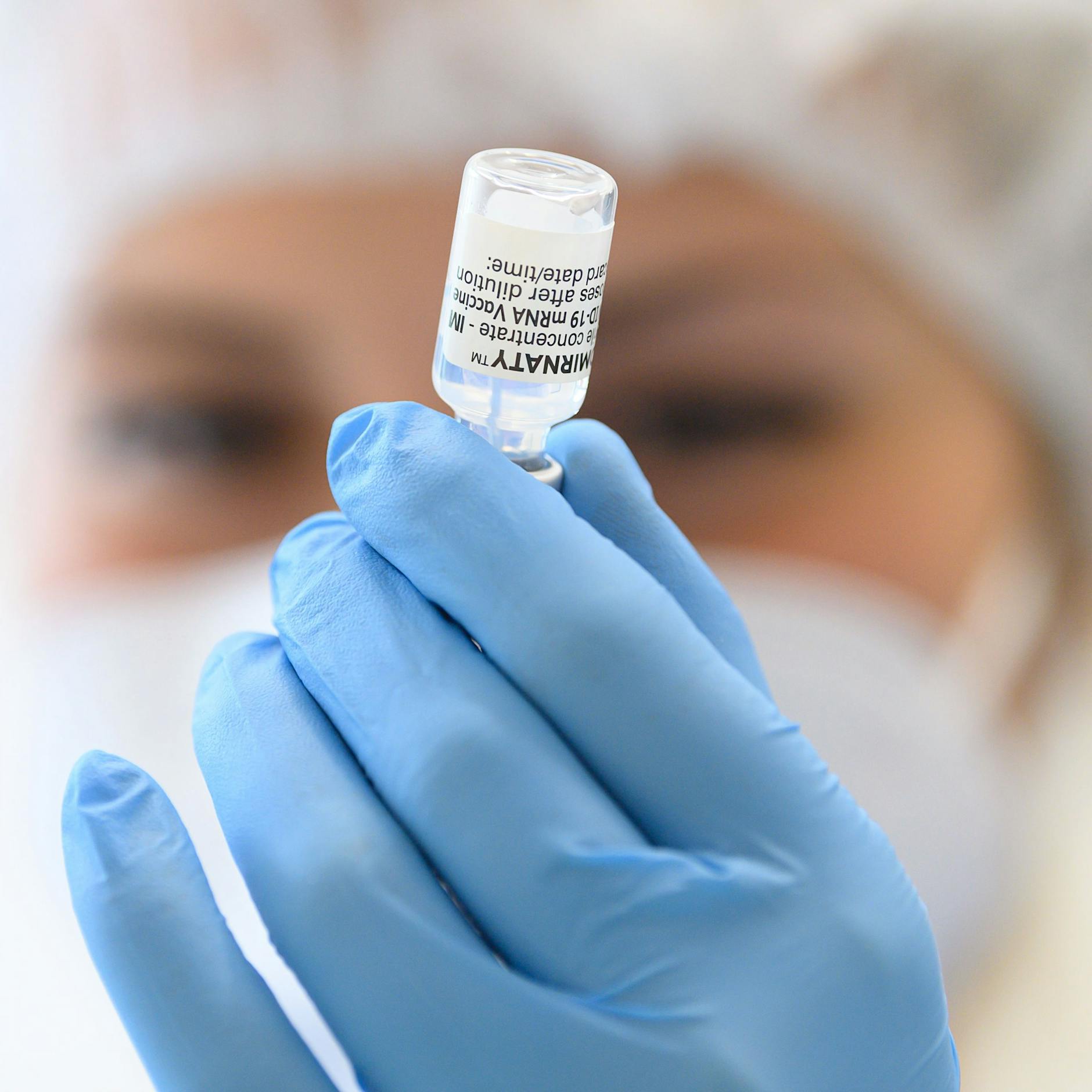 Zyklus-Störungen nach Corona-Impfung? Beeinflusst der Wirkstoff gegen das Virus den weiblichen Zyklus?