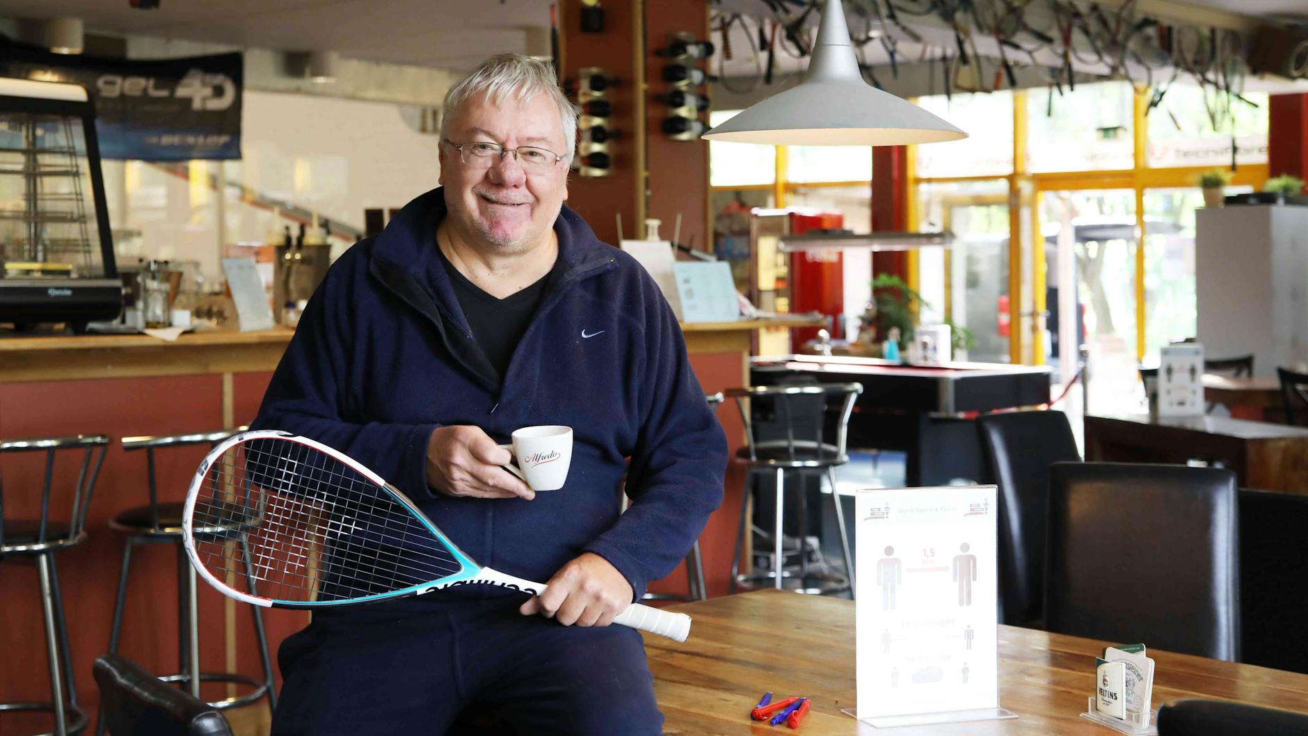 Jeffrey Burton zeigt den Gastraum im Airport Squash & Fitness-Center, in dem Wahlkabinen und die Wahlurne aufgestellt werden. 