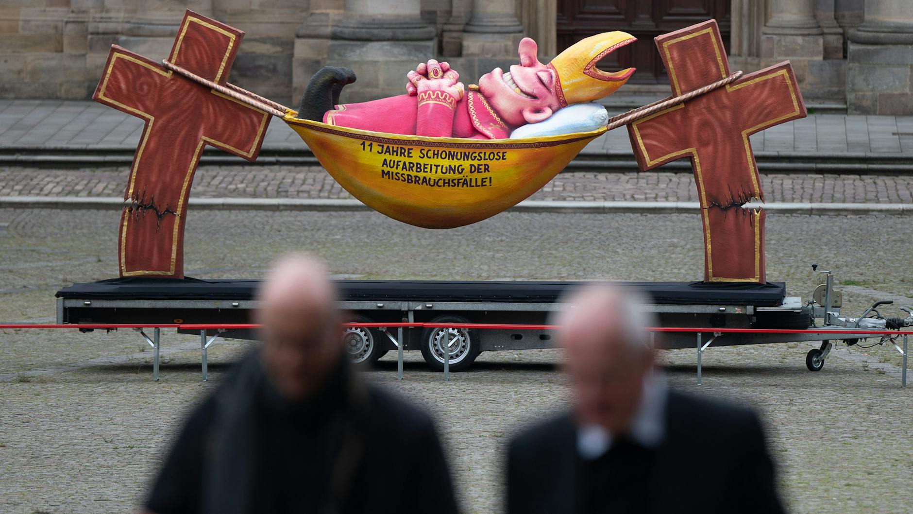 Eine Protestaktion am Rande der Bischofskonferenz kritisiert den Umgang mit Betroffenen von sexuellem Missbrauch in der katholischen Kirche. 