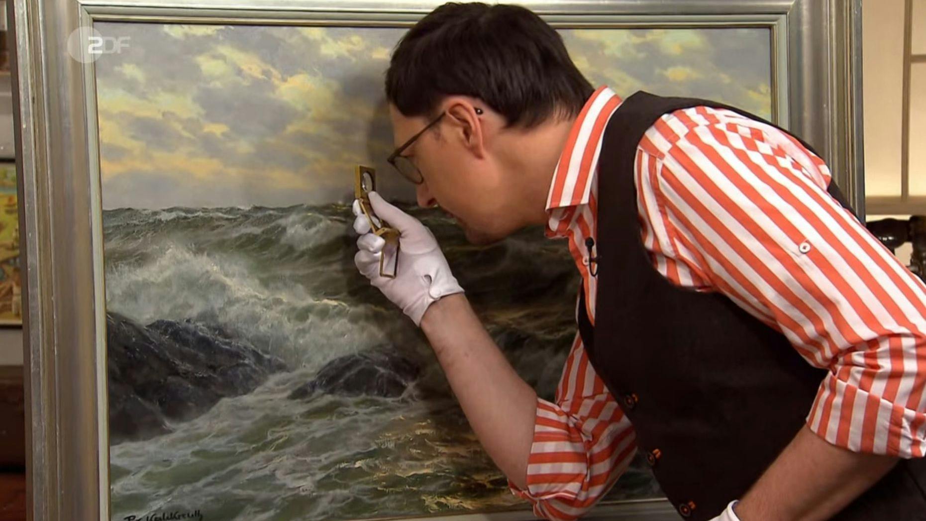 „Bares für Rares“-Experte Colmar Schulte-Goltz kann auch beim genauen Hinsehen keinen Beschädigungen finden.