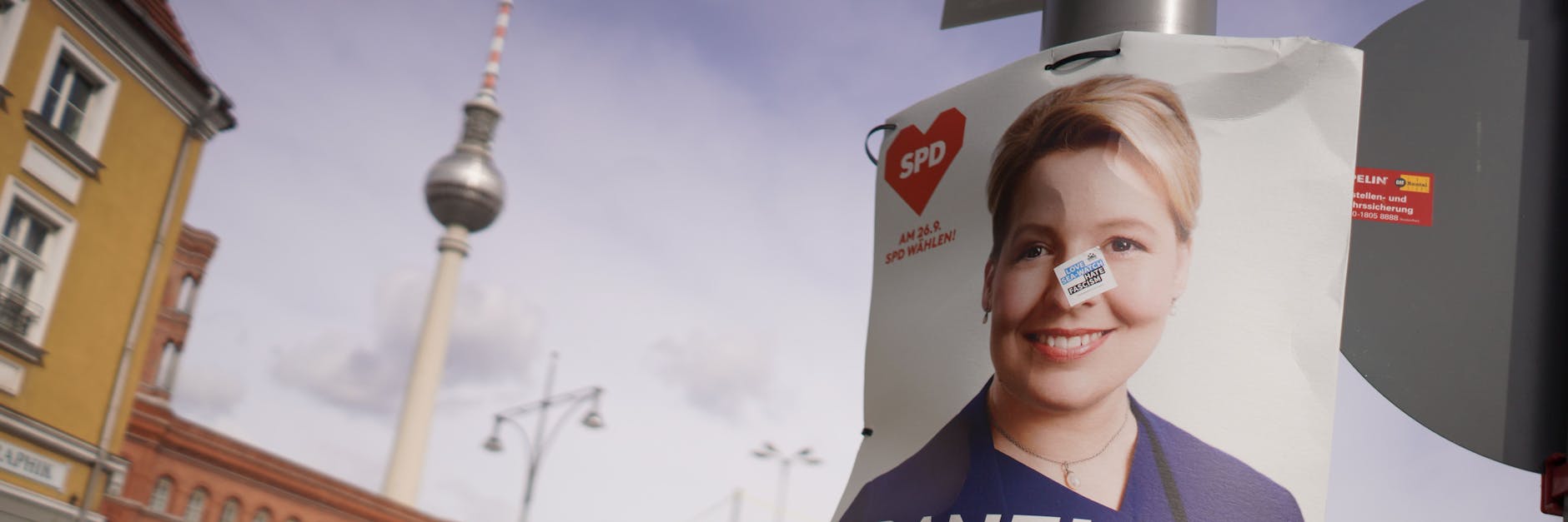 Franziska Giffey (SPD), Spitzenkandidatin ihrer Partei zur Abgeordnetenhauswahl, ist auf einem Wahlplakat vor dem Roten Rathaus und dem Fernsehturm zu sehen. 