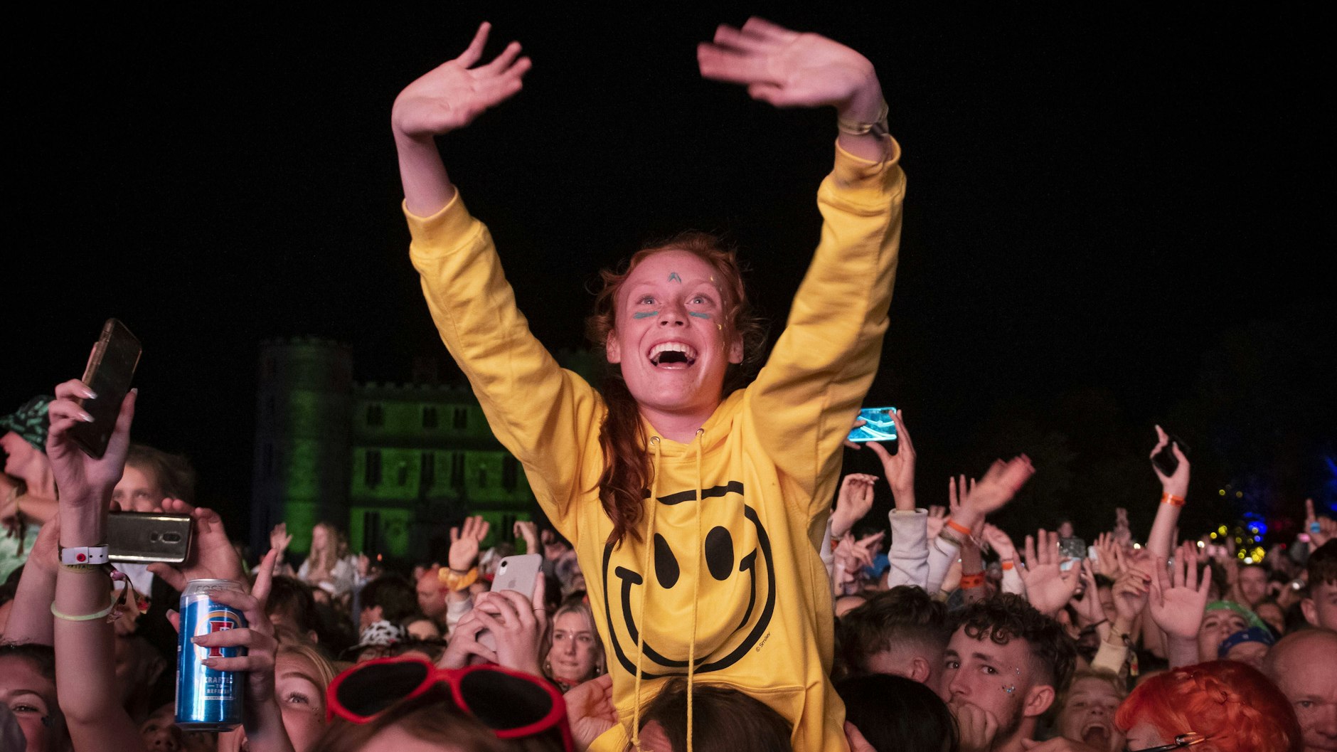 Eine Besucherin des britischen Camp-Bestival 2021 auf Lulworth Castle in Dorset.