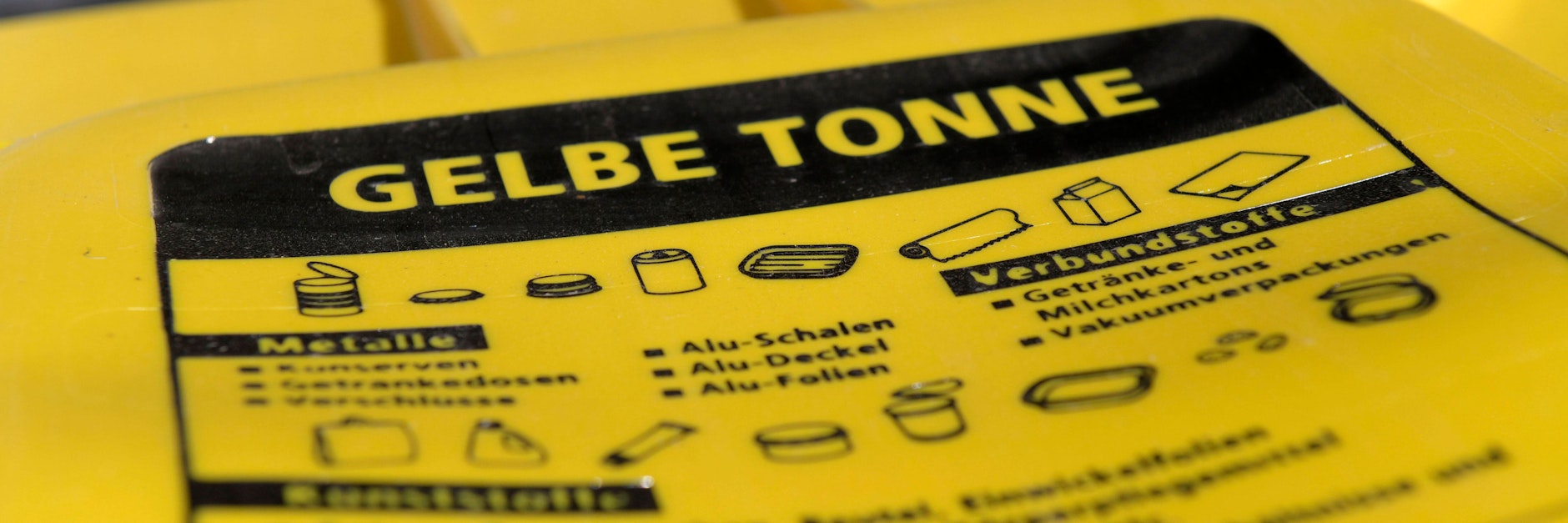 Das Spülen von Joghurtbechern vor der Entsorgung in die Gelbe Tonne ist entgegen weit verbreiteter Ansicht gar nicht nötig.