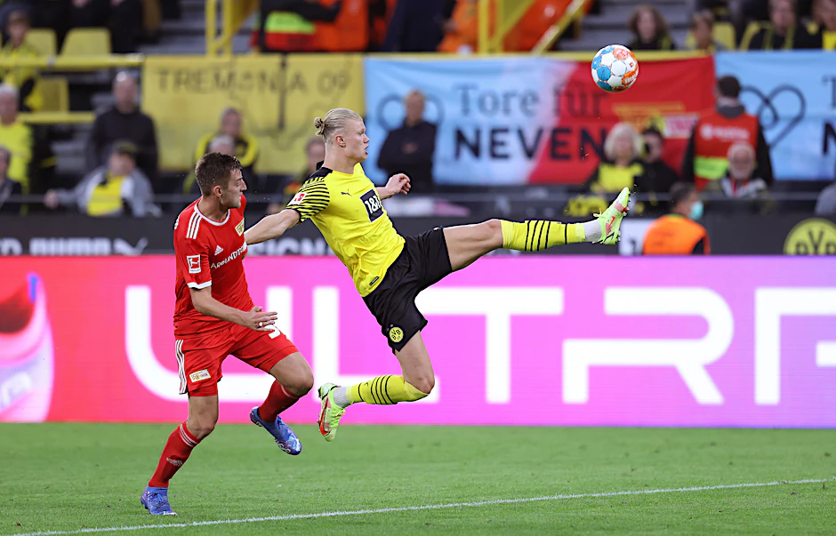 Robin Knoche (l.) – hier im Duell mit Erling Haaland – droht das Spiel der Eisernen gegen Bielefeld zu verpassen. Wenn es ganz dumm läuft, sogar mehr als nur den einen Kick.