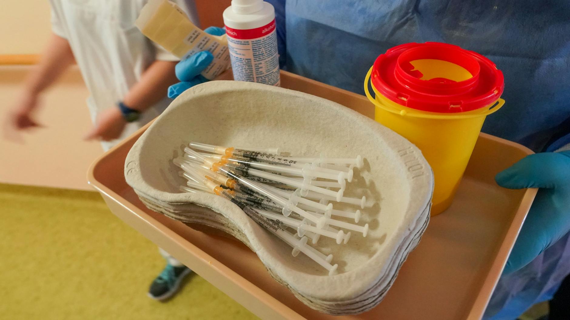 Anfang Oktober soll laut der EMA auch über Auffrischungsimpfungen mit den Mitteln von Biontech/Pfizer und Moderna für Risikopatienten und ältere Menschen entschieden werden.